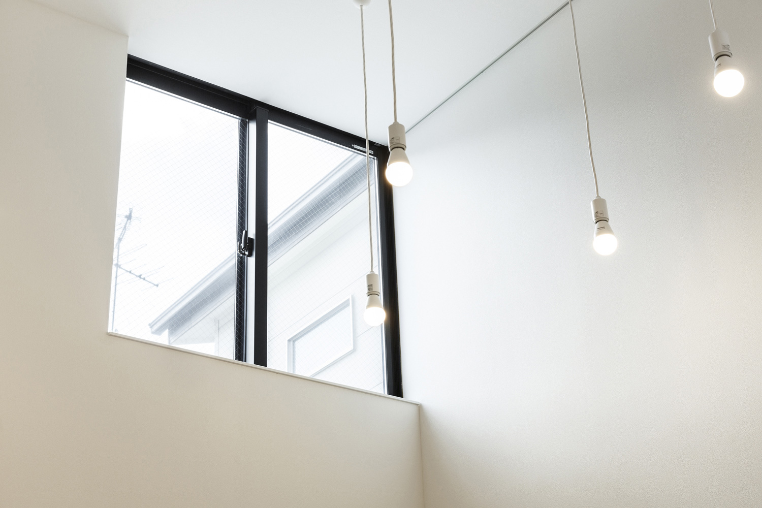 天井からシンプルなペンダントライトが吊るされた吹き抜け・デザイン住宅 注文住宅・デザイン住宅建築実例_『CASE437 LG』_LDK