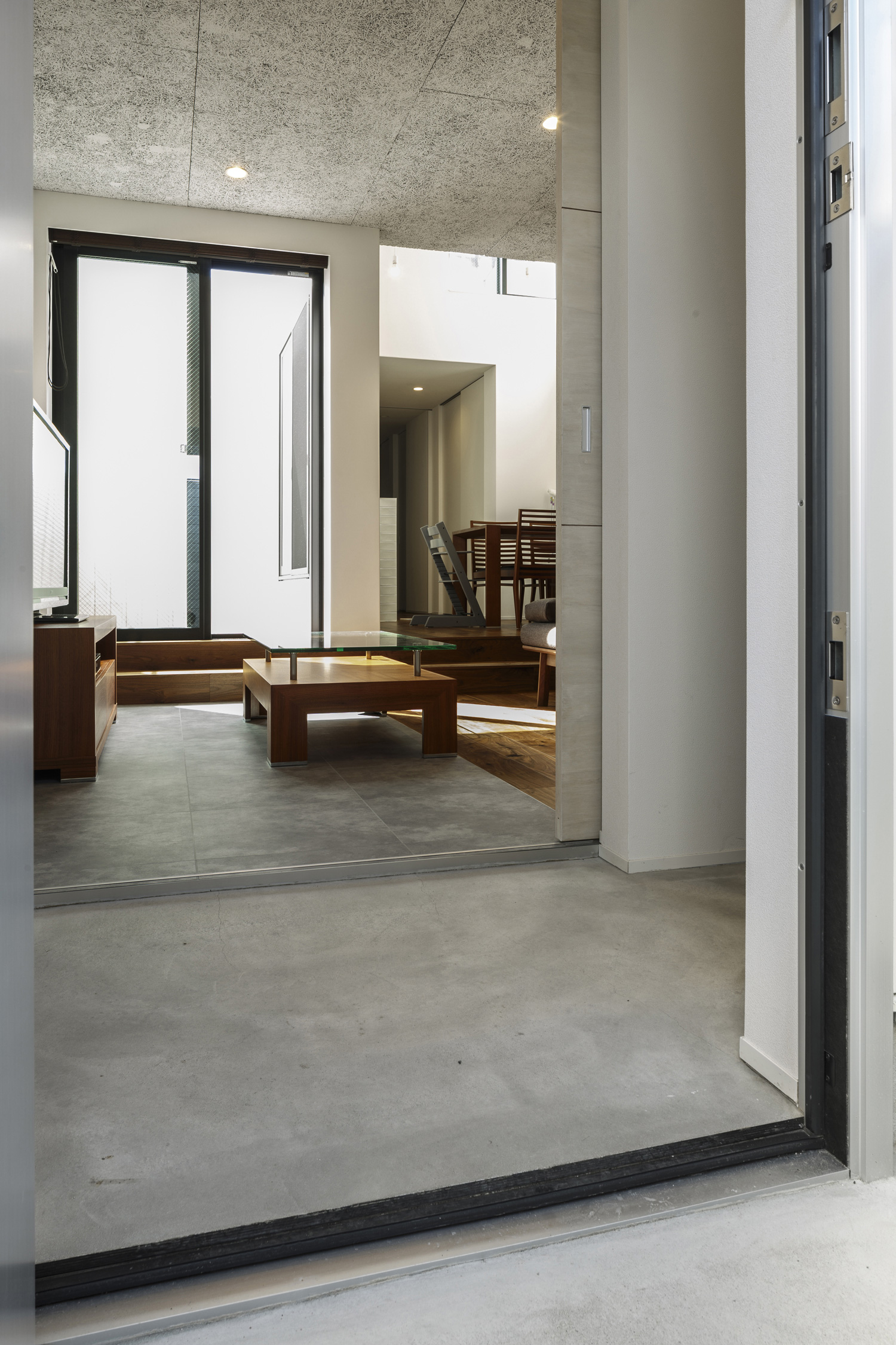 モルタルの土間に面した明るいLDK・デザイン住宅 注文住宅・デザイン住宅建築実例_『CASE437 LG』_廊下 注文住宅・デザイン住宅建築実例_『CASE437 LG』_LDK