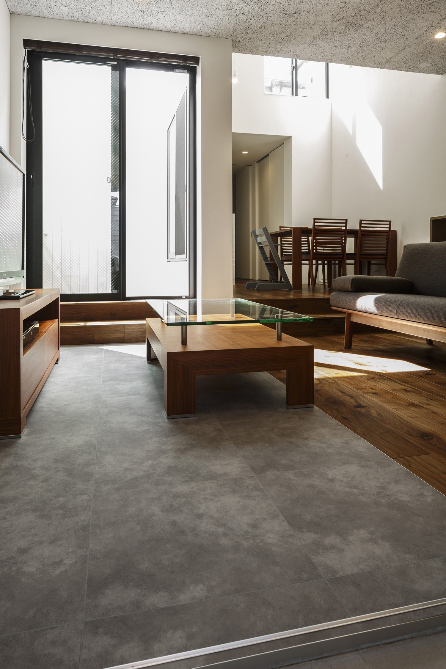 グレーのタイル床とフローリングの床が切り替わっているLDK・デザイン住宅 注文住宅・デザイン住宅建築実例_『CASE437 LG』_LDK