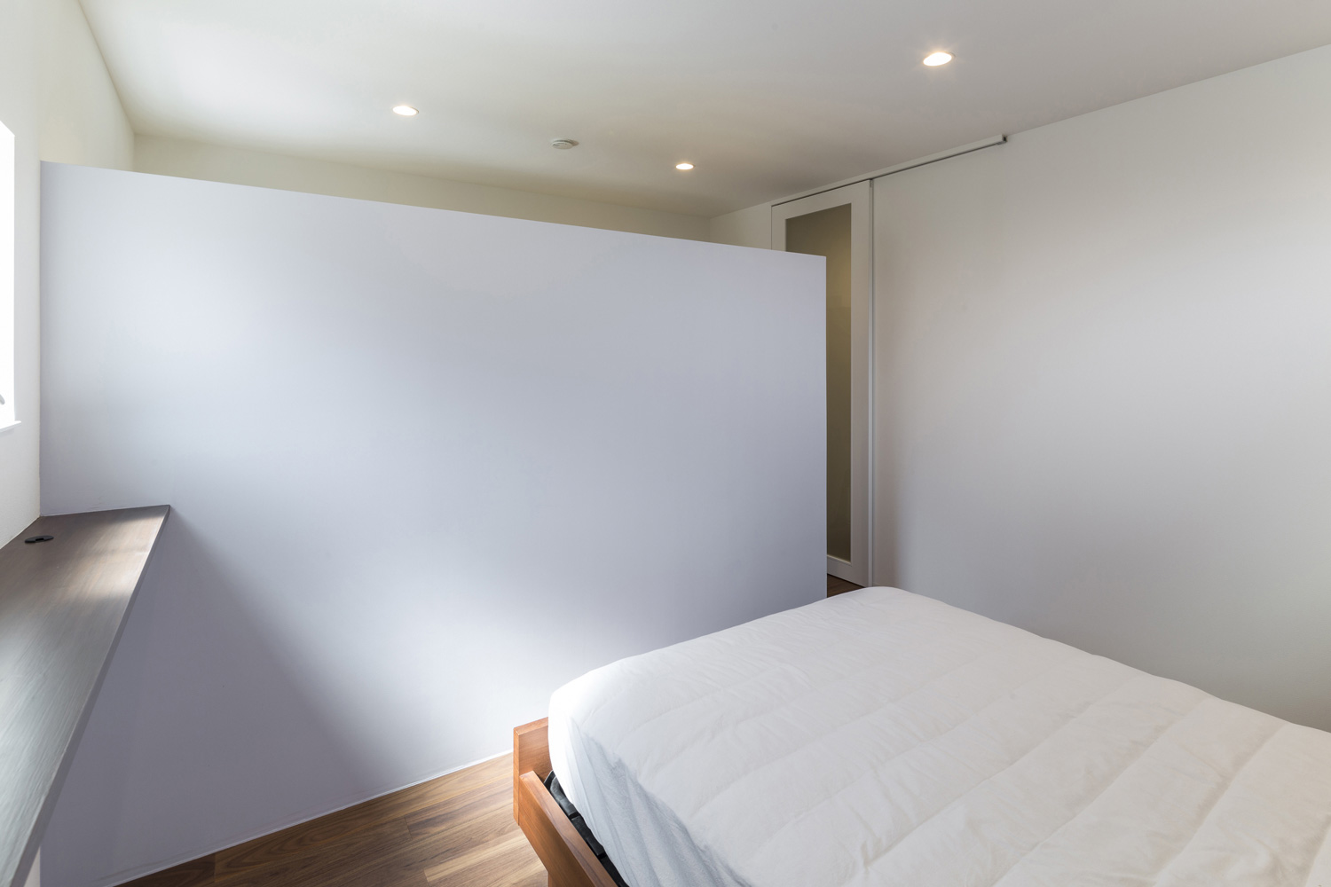 壁で仕切りを作ったシンプルな寝室・デザイン住宅 注文住宅・デザイン住宅建築実例_『CASE437 LG』_寝室