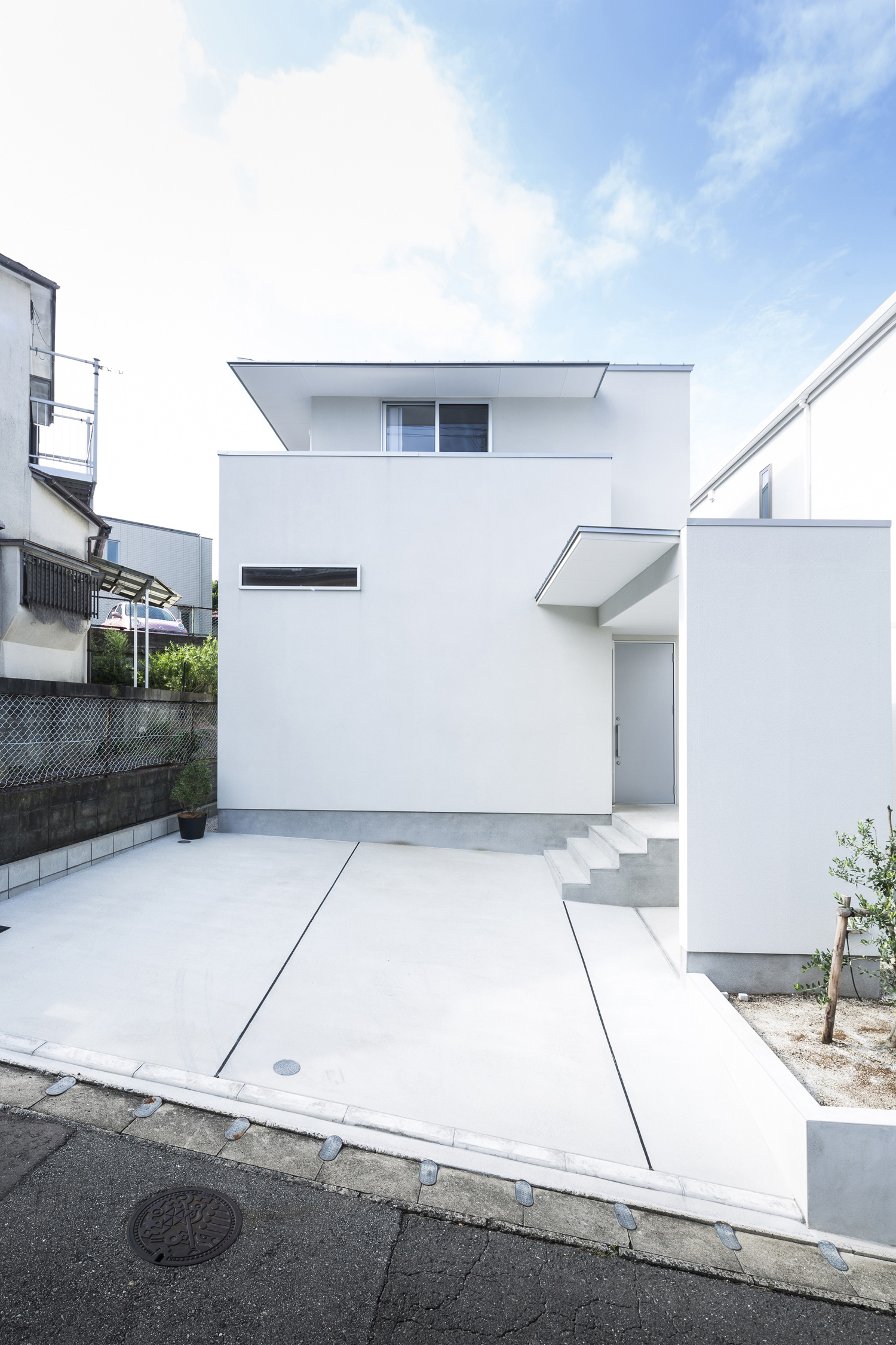 白い外壁のスクエアな外観の家・デザイン住宅 注文住宅・デザイン住宅建築実例_『CASE439 HAT』_外観