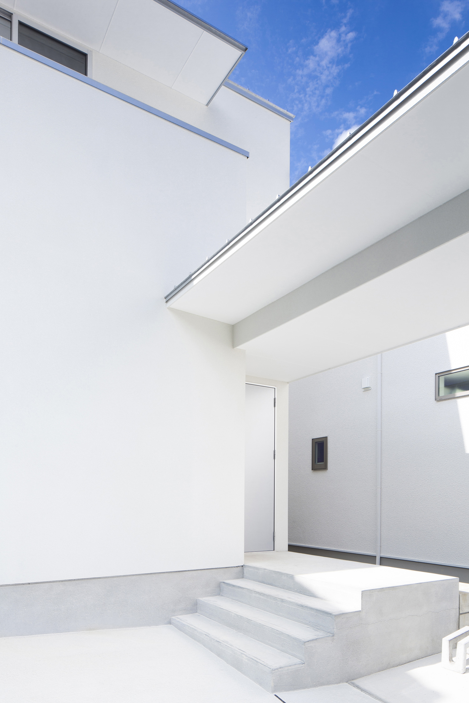 コンクリートの階段アプローチがあるシンプルな外壁の家・デザイン住宅 注文住宅・デザイン住宅建築実例_『CASE439 HAT』_外観