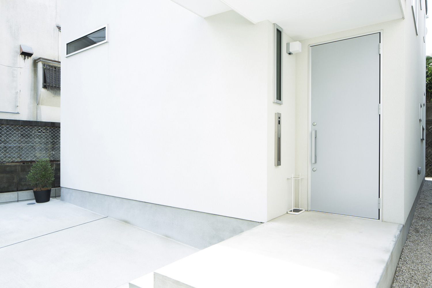 白い外壁にシルバーの玄関扉を取り付けたシンプルな玄関・デザイン住宅 注文住宅・デザイン住宅建築実例_『CASE439 HAT』_外観