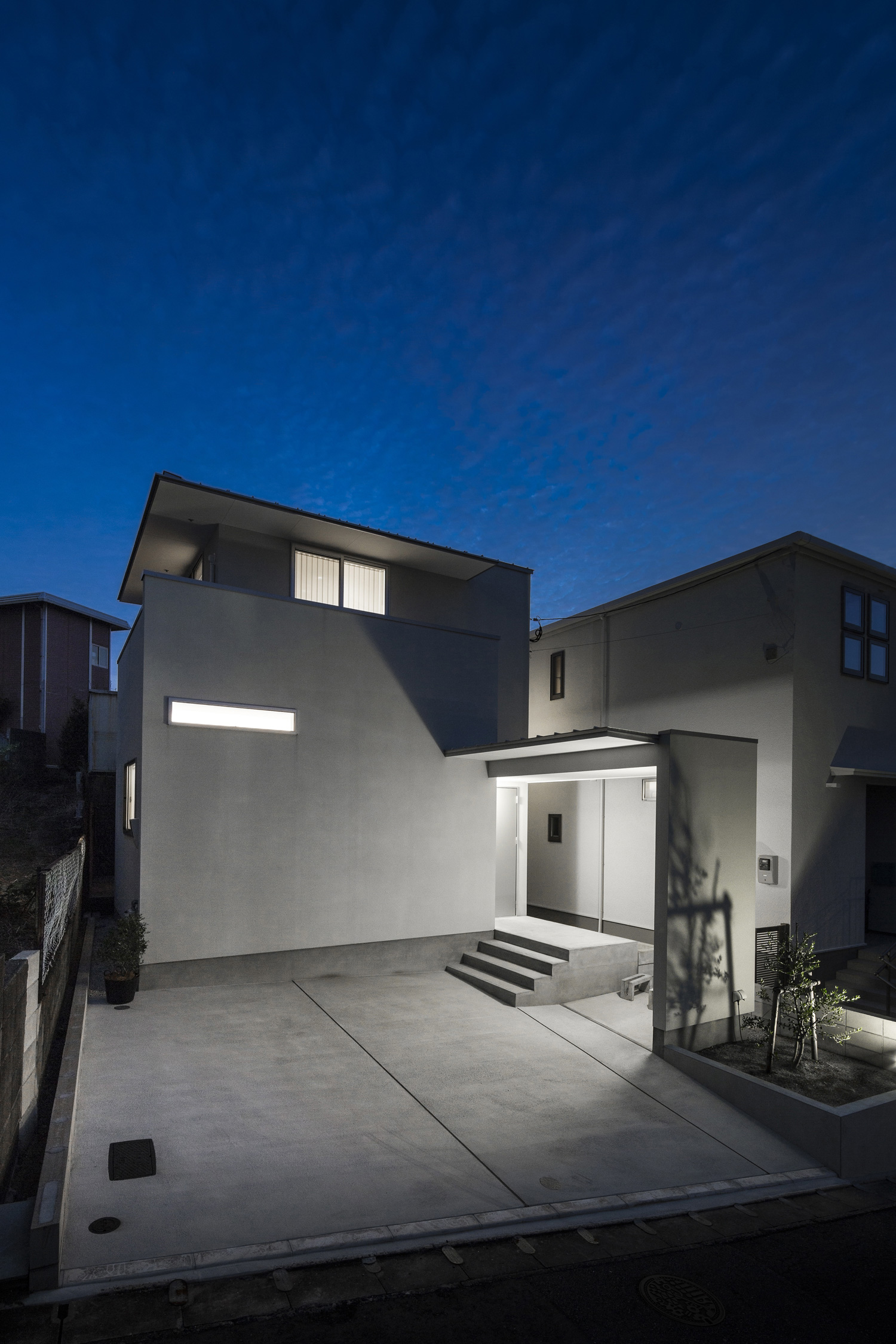 照明が取り付けられたシンプルな玄関アプローチ・デザイン住宅 注文住宅・デザイン住宅建築実例_『CASE439 HAT』_外観