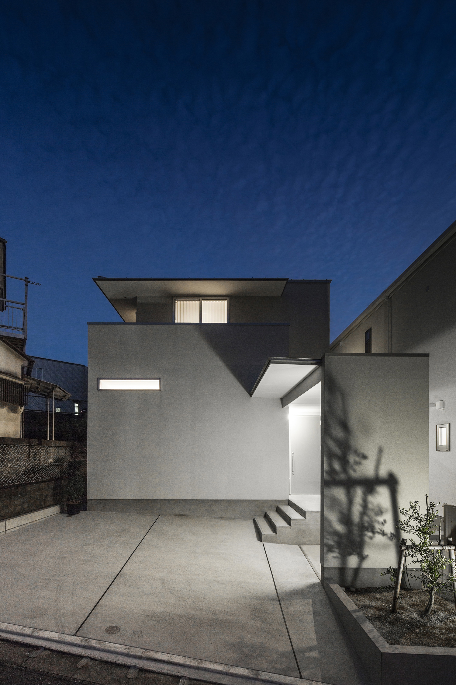 白い外壁に植栽がライトアップされたおしゃれなデザイン・デザイン住宅 注文住宅・デザイン住宅建築実例_『CASE439 HAT』_外観
