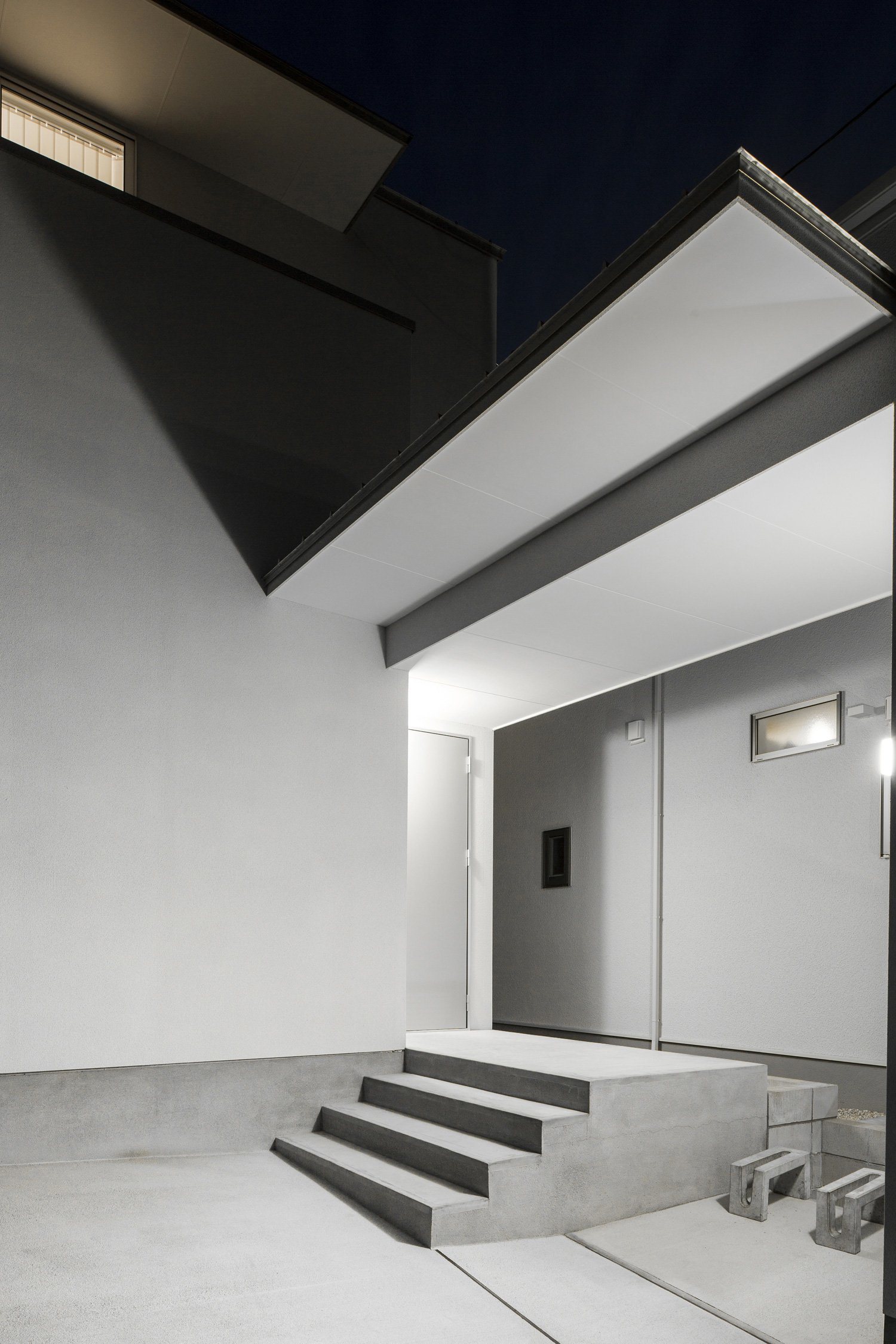 照明が取り付けられた明るい屋根付きの玄関アプローチ・デザイン住宅 注文住宅・デザイン住宅建築実例_『CASE439 HAT』_外観