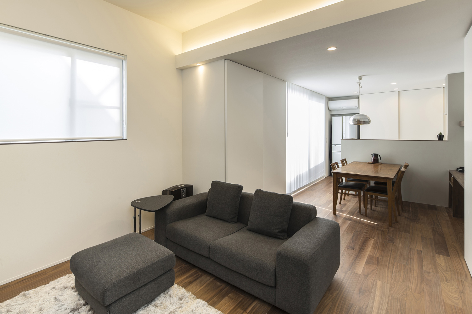 壁際に間接照明を取り付けた無垢フローリングのLDK・デザイン住宅 注文住宅・デザイン住宅建築実例_『CASE439 HAT』_LDK