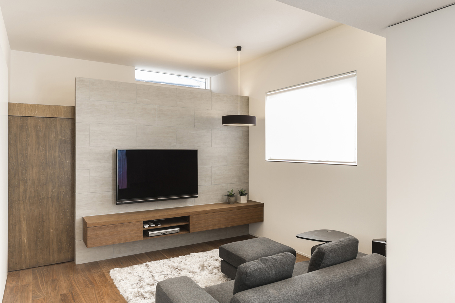 大きな窓とスリット窓が取り付けられたシンプルで明るいLDK・デザイン住宅 注文住宅・デザイン住宅建築実例_『CASE439 HAT』_LDK