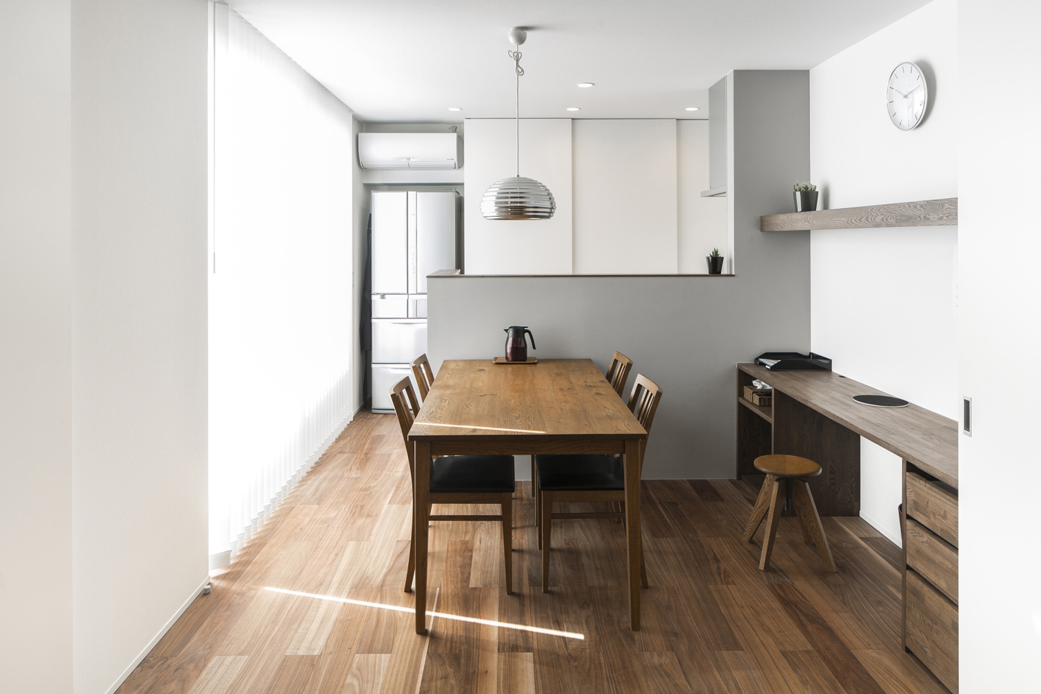 グレーの腰壁付きのキッチンや壁付けデスクのワークスペースがあるLDK・デザイン住宅 注文住宅・デザイン住宅建築実例_『CASE439 HAT』_LDK