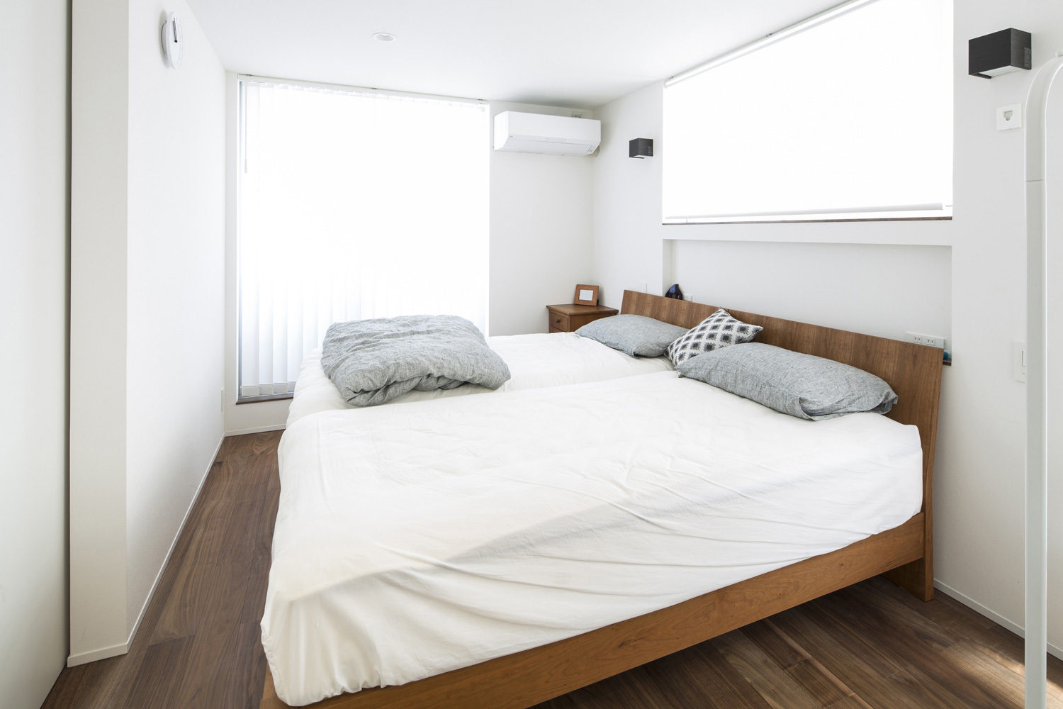 二方向に窓を設けた明るい寝室・デザイン住宅 注文住宅・デザイン住宅建築実例_『CASE439 HAT』_寝室