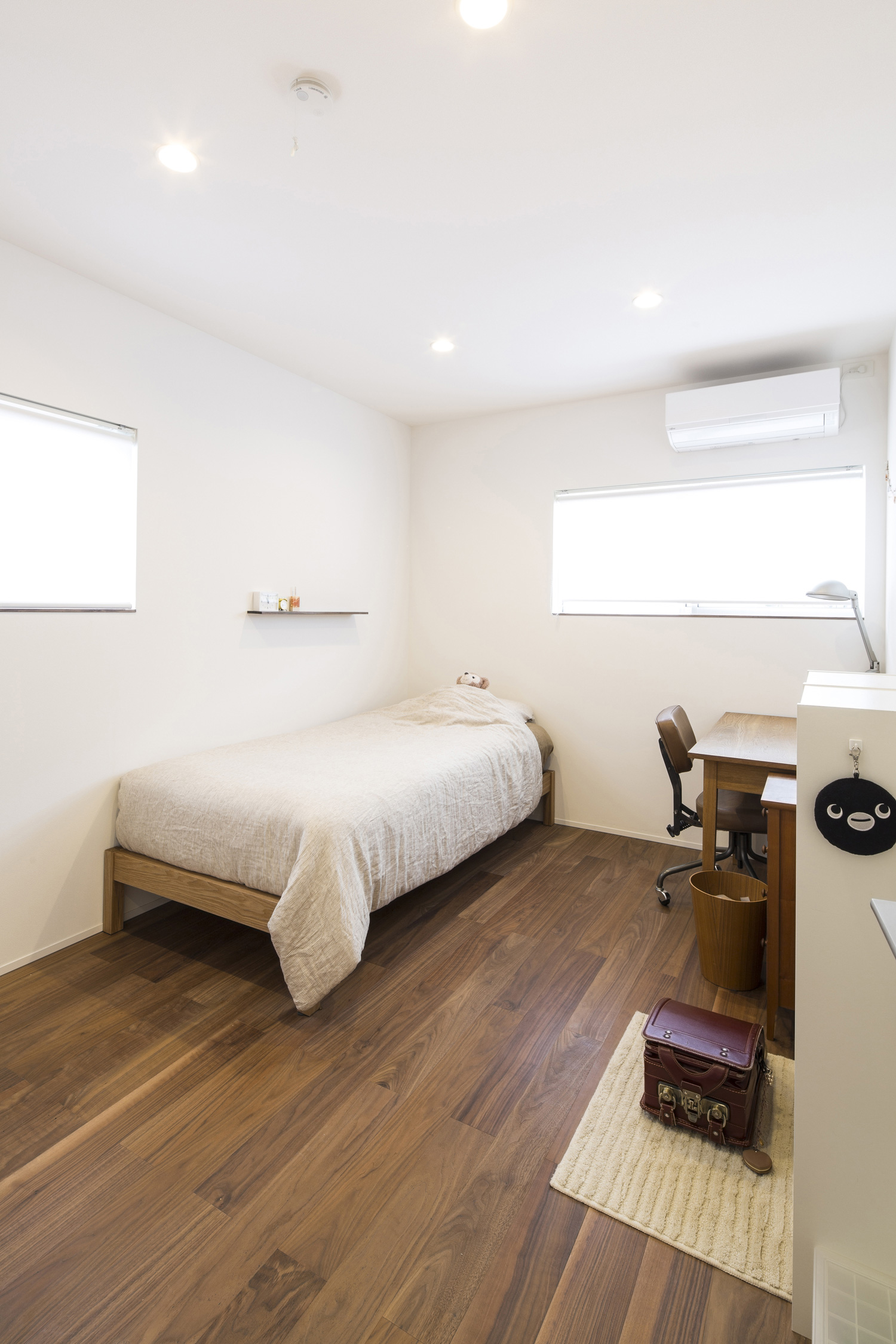 二方向窓を取り付けたベッドと勉強机がある子供部屋・デザイン住宅 注文住宅・デザイン住宅建築実例_『CASE439 HAT』_子供部屋