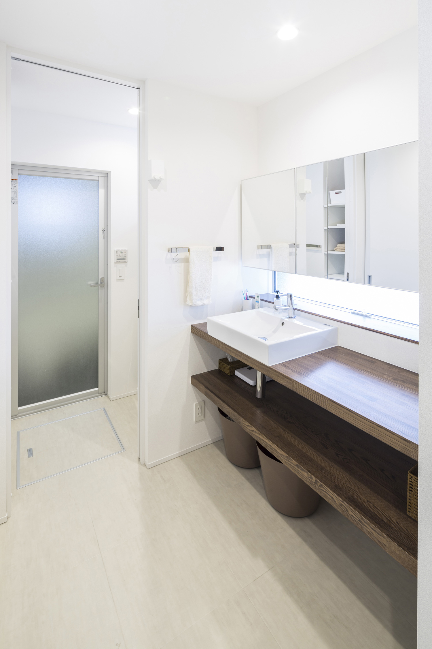 洗面ボウルの横に作業スペースがある広い洗面所・デザイン住宅 注文住宅・デザイン住宅建築実例_『CASE439 HAT』_浴室・洗面所