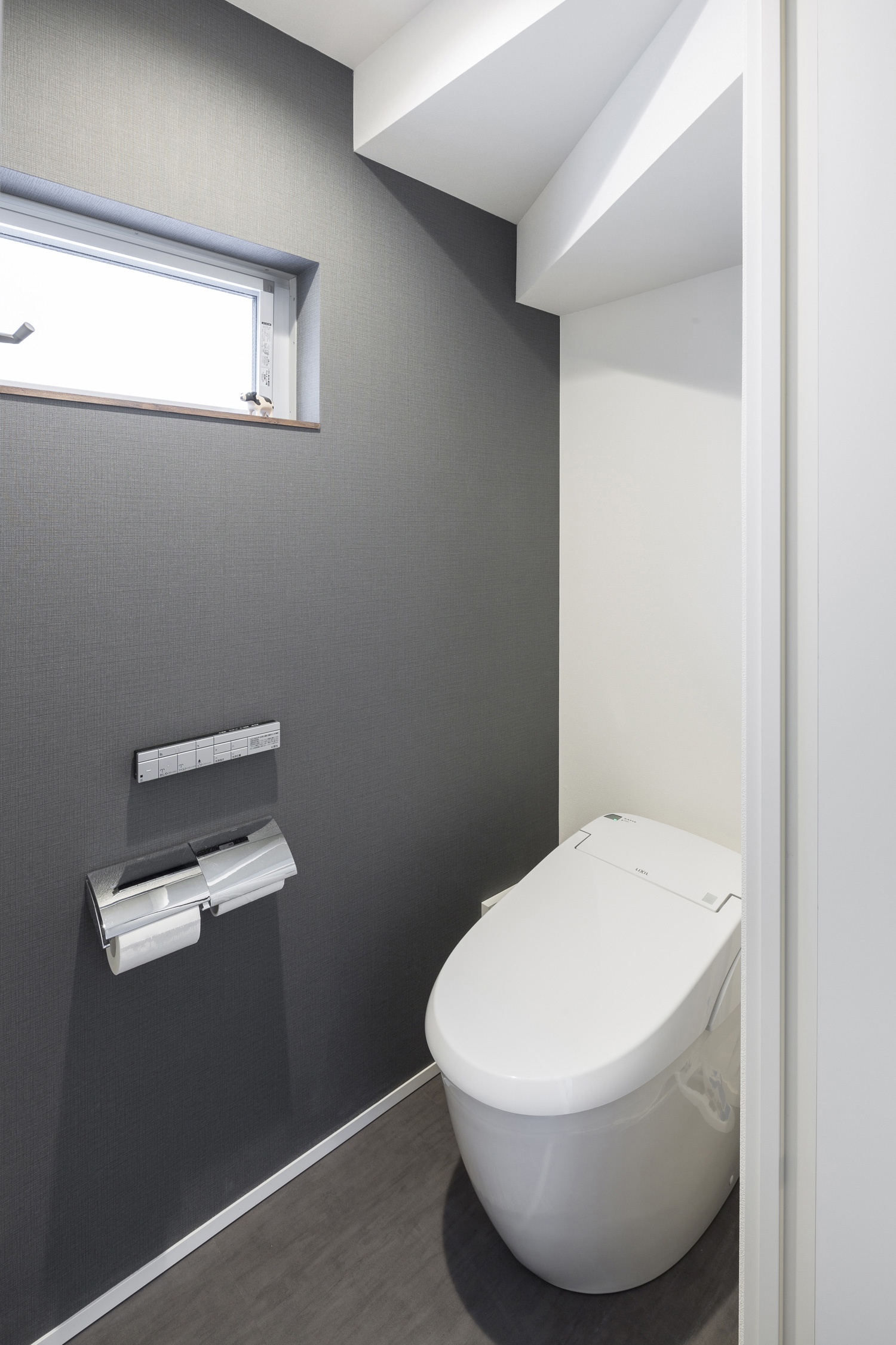 グレーのアクセントクロスにスリット窓を取り付けたシンプルなトイレ・デザイン住宅 注文住宅・デザイン住宅建築実例_『CASE439 HAT』_トイレ