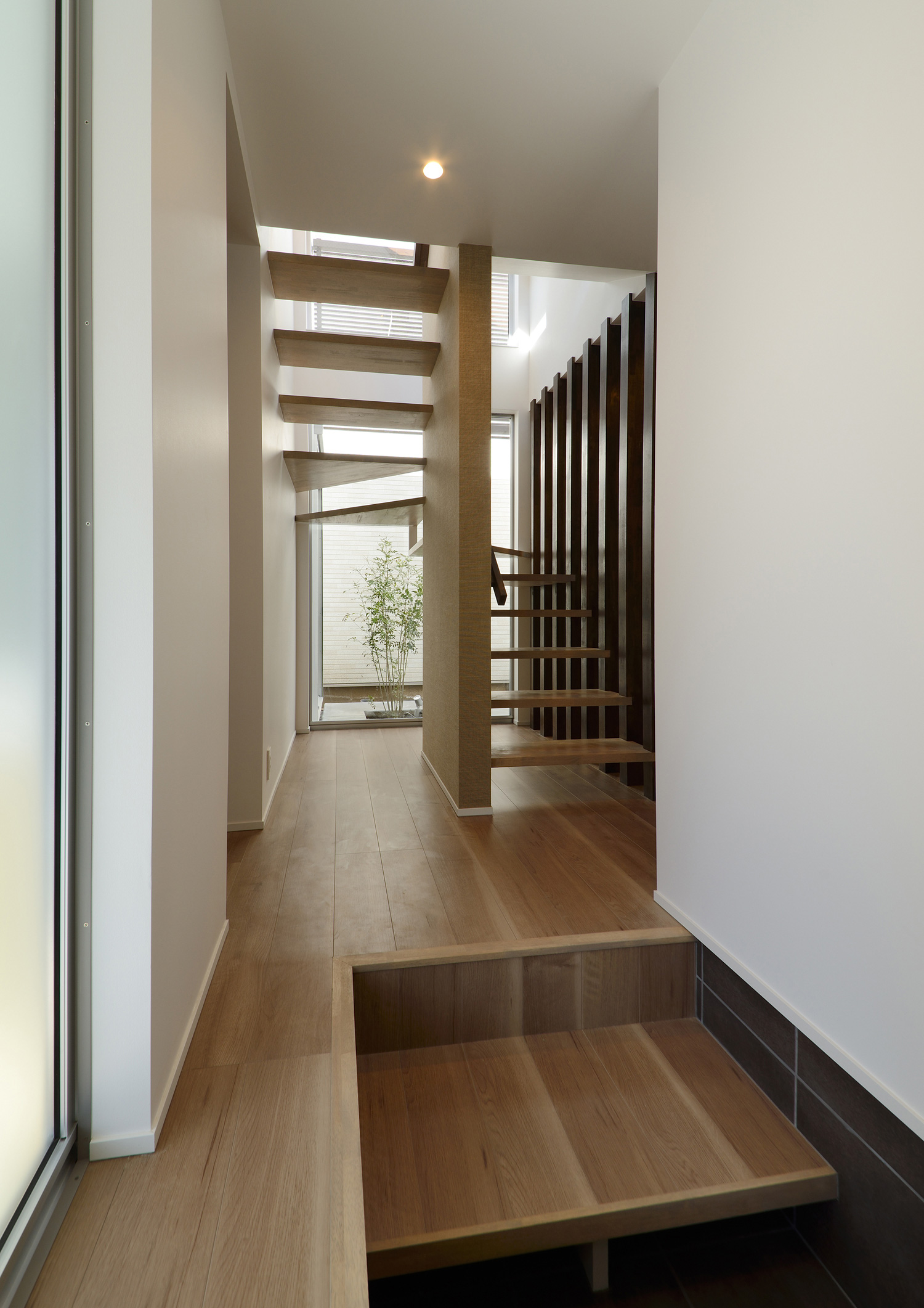 注文住宅・デザイン住宅建築実例_玄関 注文住宅・デザイン住宅建築実例_『CASE440 光窓の家』_玄関