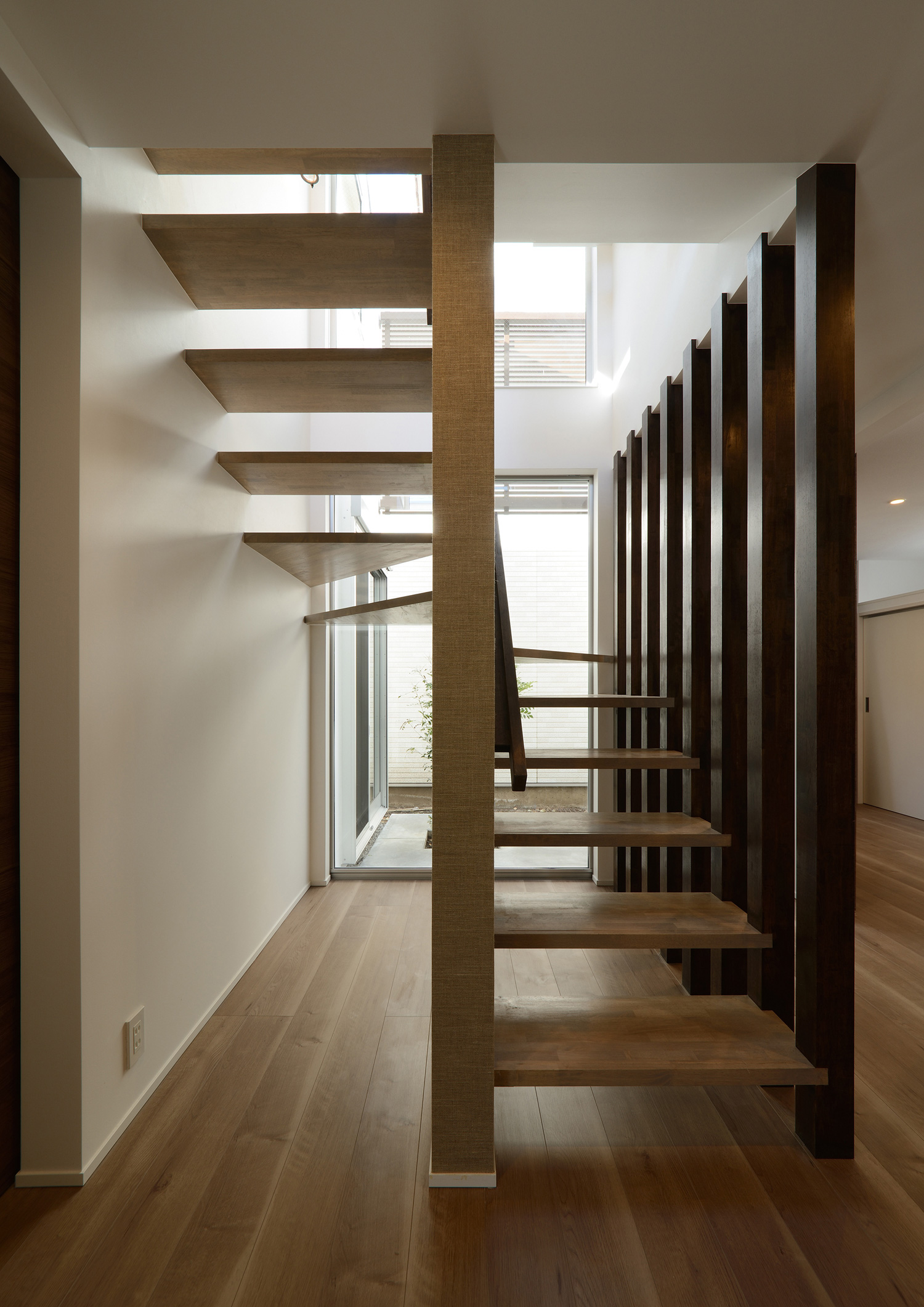注文住宅・デザイン住宅建築実例_階段 注文住宅・デザイン住宅建築実例_『CASE440 光窓の家』_階段