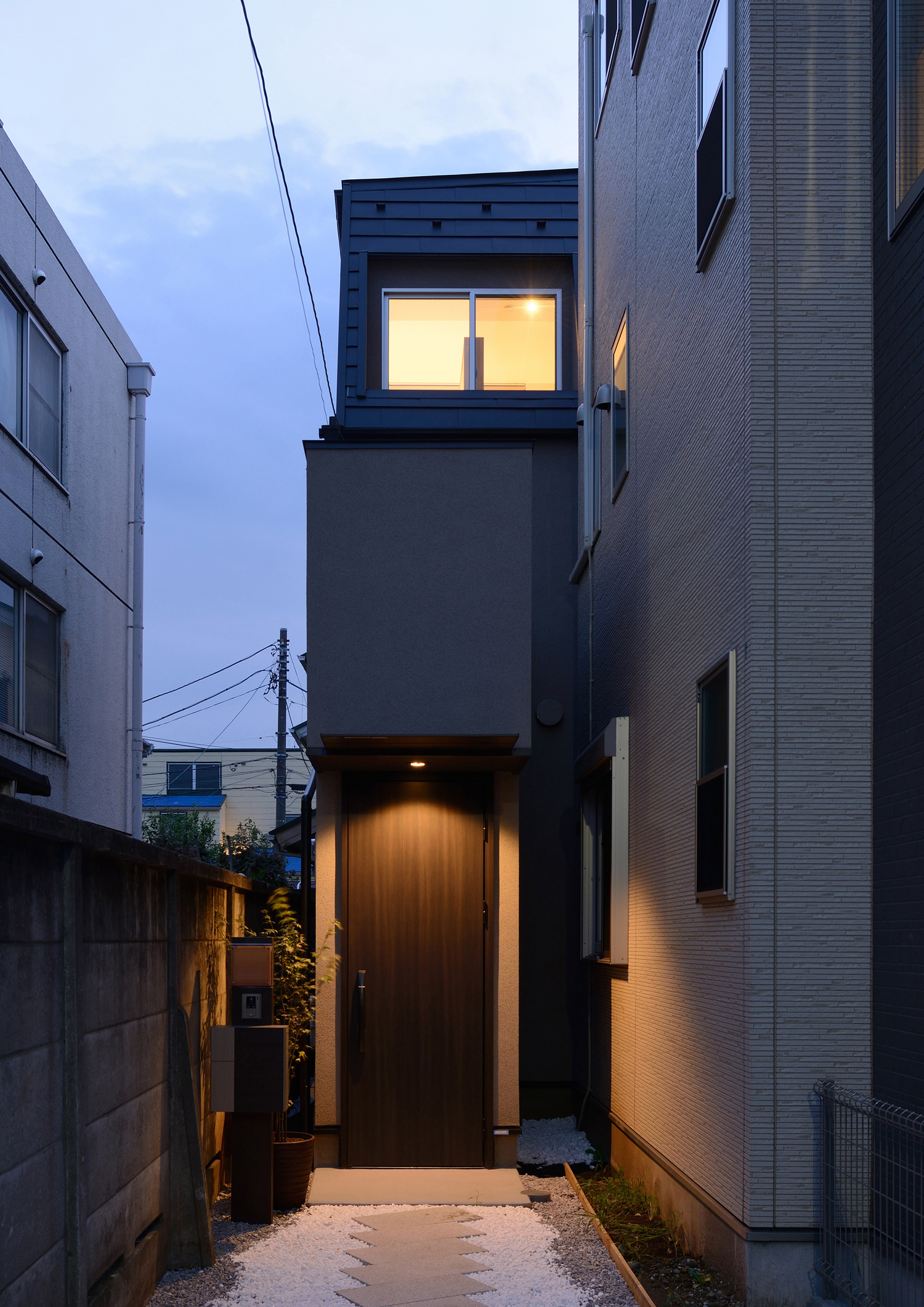 狭小の旗竿地に建つシンプルな外観の住まい・デザイン住宅 注文住宅・デザイン住宅建築実例_『CASE444 木洞の家』_外観