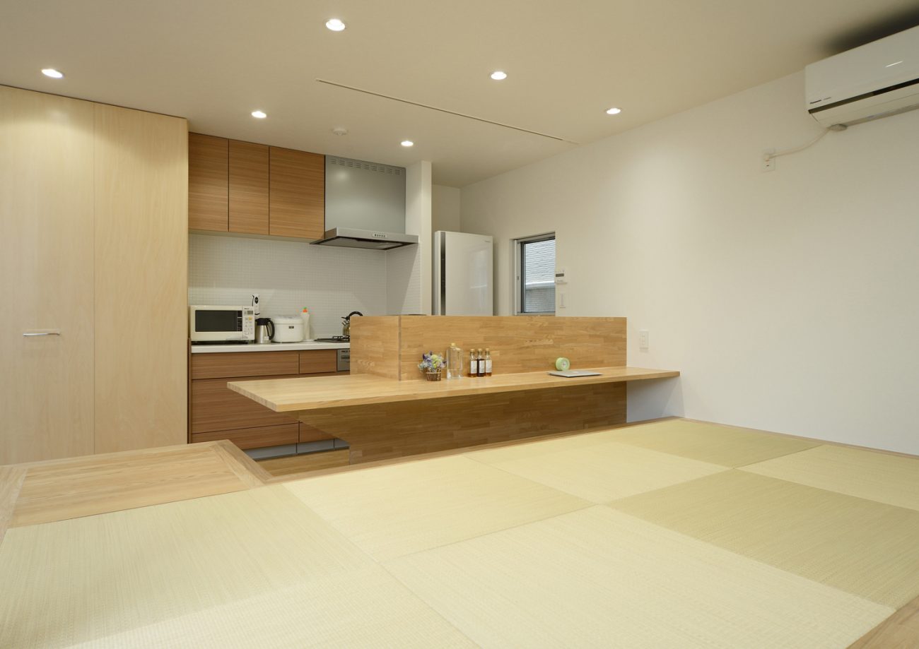 カウンター付きのキッチンがある畳のLDK・デザイン住宅 注文住宅・デザイン住宅建築実例_『CASE444 木洞の家』_LDK