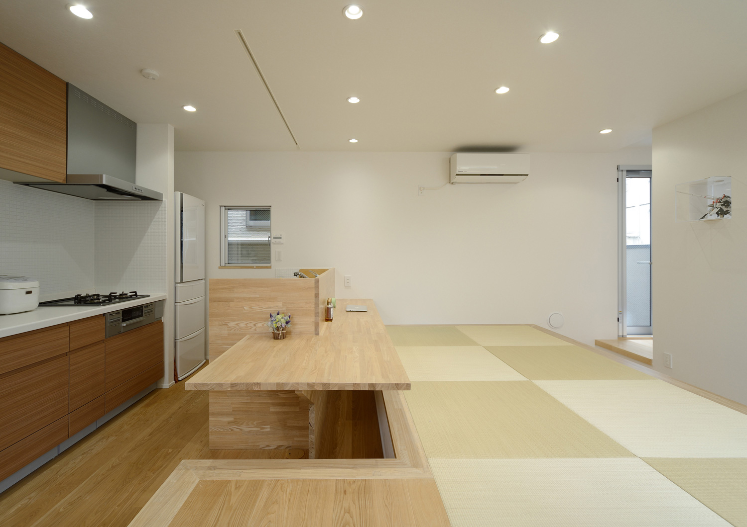 ダイニングテーブル一体型のキッチンがある畳のLDK・デザイン住宅 注文住宅・デザイン住宅建築実例_『CASE444 木洞の家』_LDK