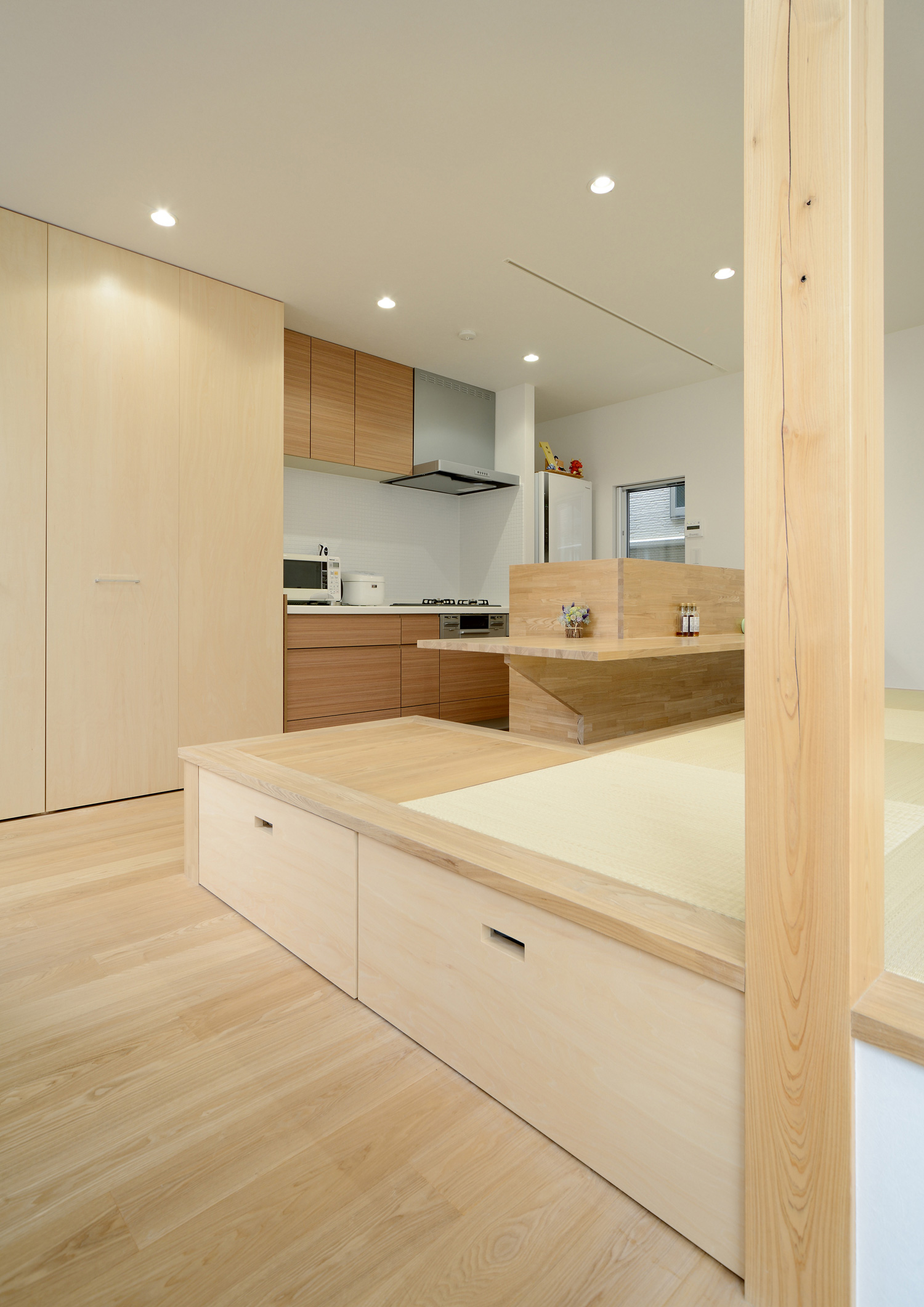 畳の下に床下収納を取り付けたLDK・デザイン住宅 注文住宅・デザイン住宅建築実例_『CASE444 木洞の家』_LDK