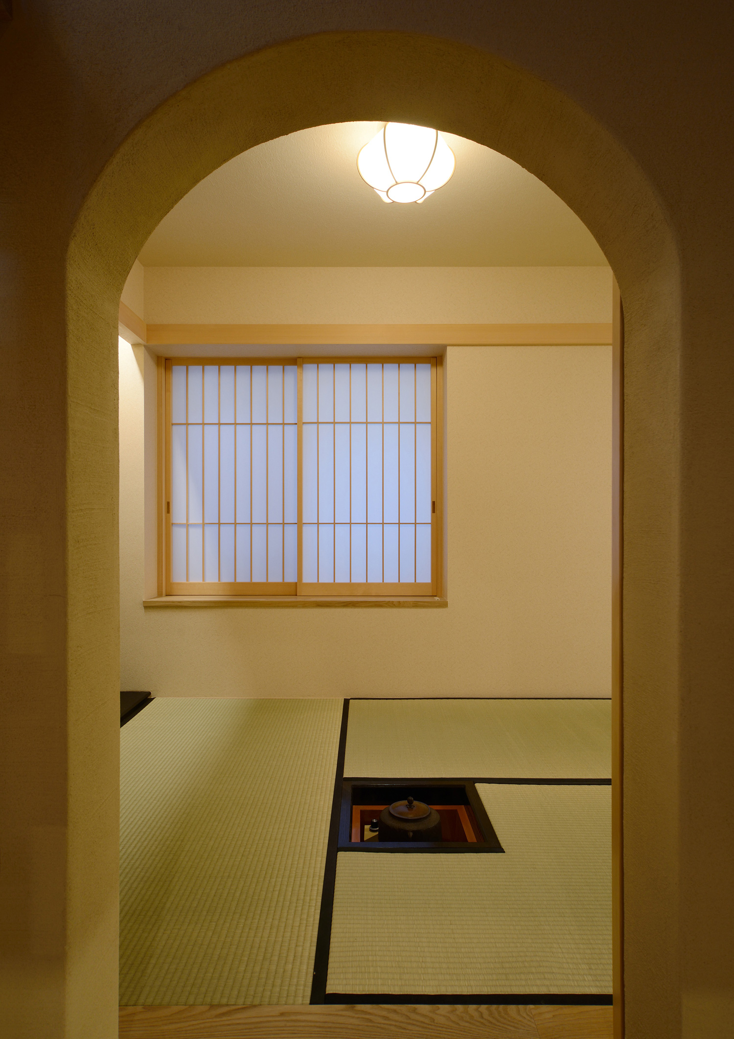 アーチ壁の奥にある囲炉裏がある純和風の和室・デザイン住宅 注文住宅・デザイン住宅建築実例_『CASE444 木洞の家』_和室