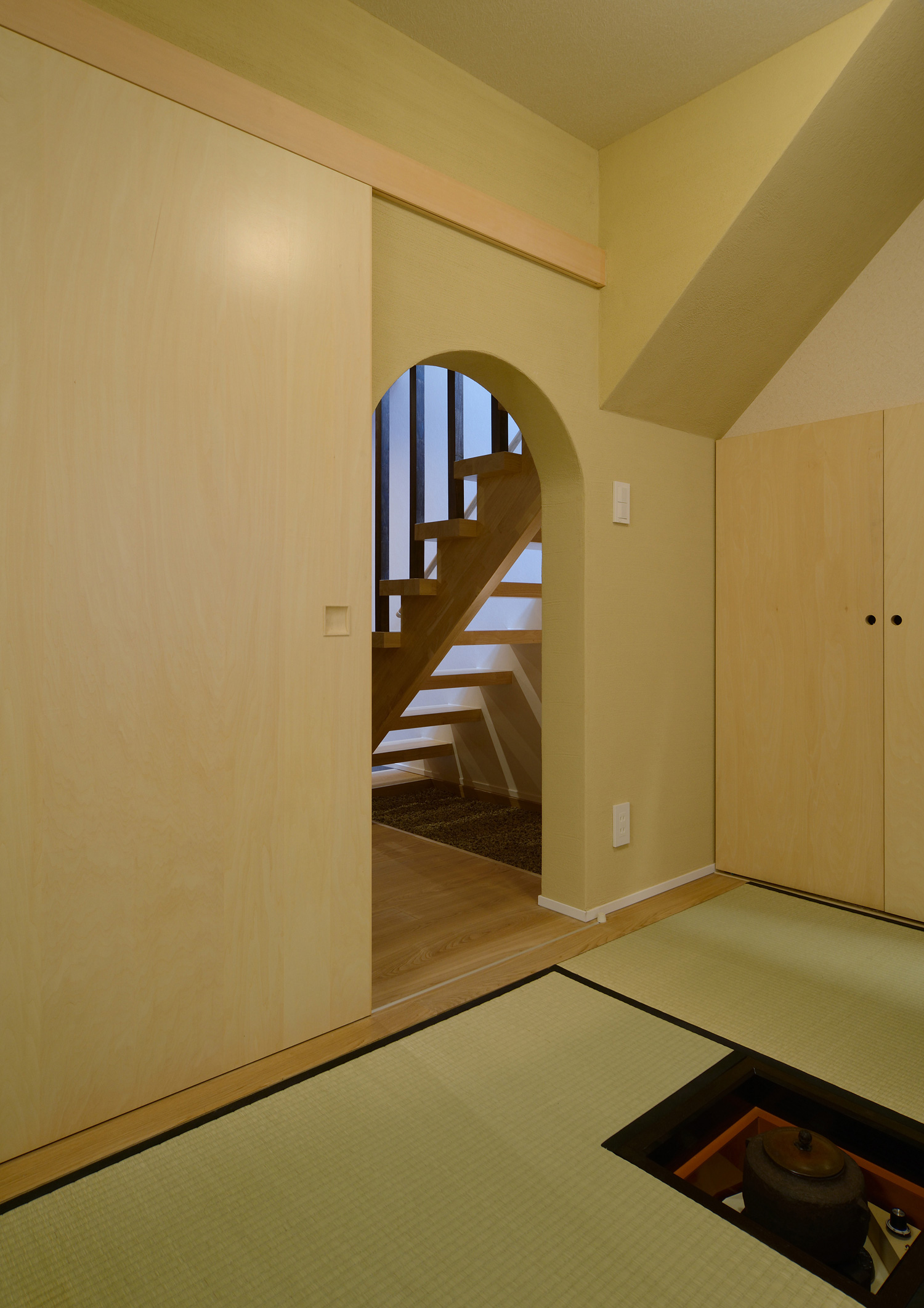 入口がアーチ壁になっている囲炉裏のある和室・デザイン住宅 注文住宅・デザイン住宅建築実例_『CASE444 木洞の家』_和室