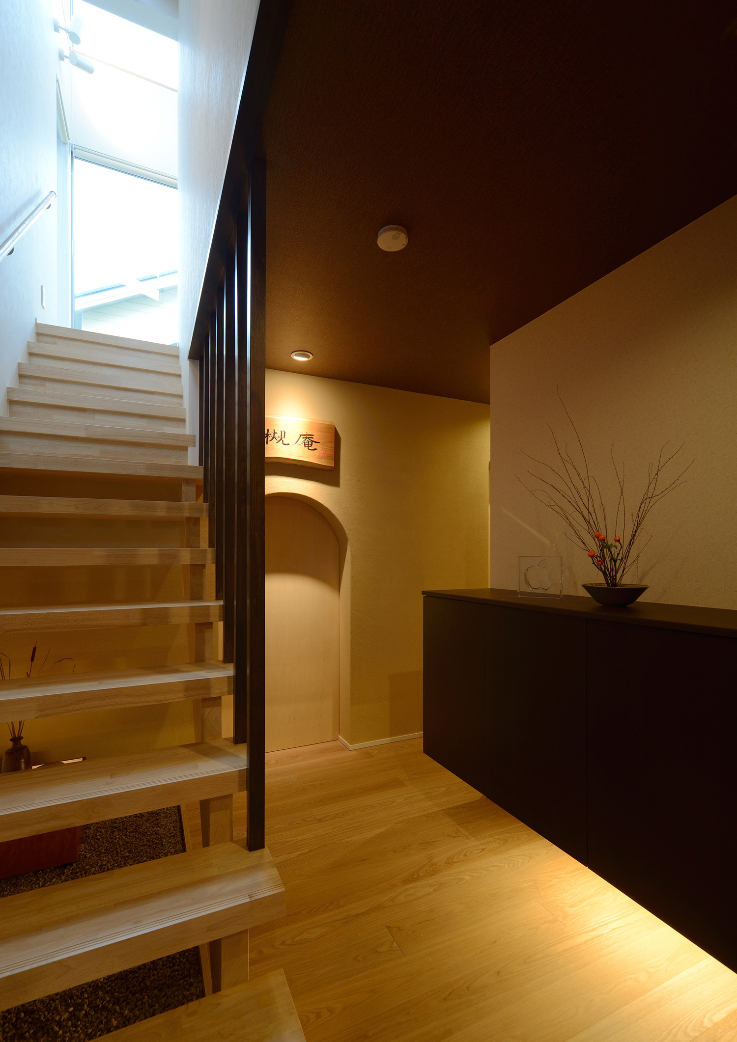収納の下に間接照明を取り付けた旅館のような廊下・デザイン住宅 注文住宅・デザイン住宅建築実例_『CASE444 木洞の家』_階段
