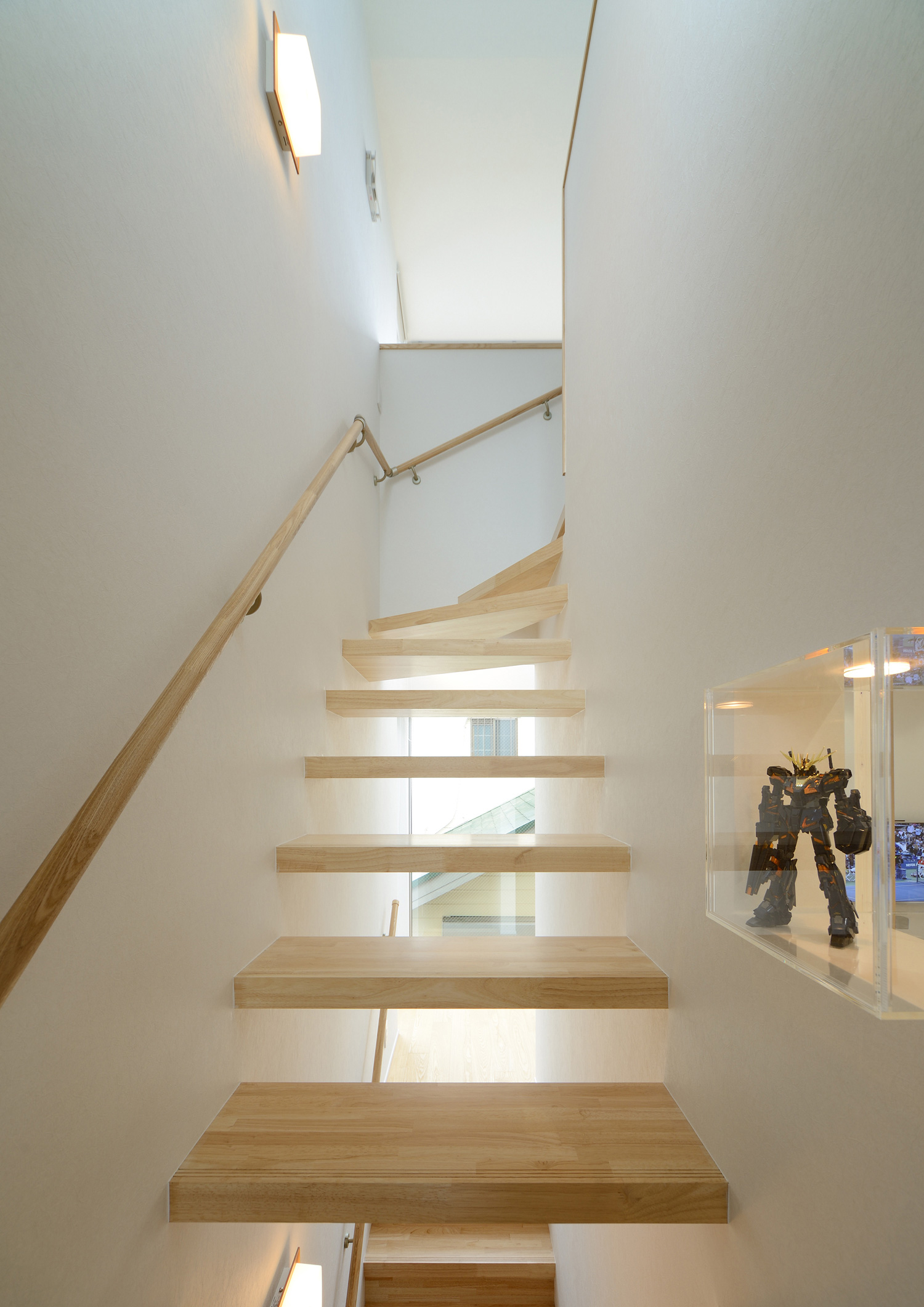 白い壁に取り付けられた木のスケルトン階段・デザイン住宅 注文住宅・デザイン住宅建築実例_『CASE444 木洞の家』_階段