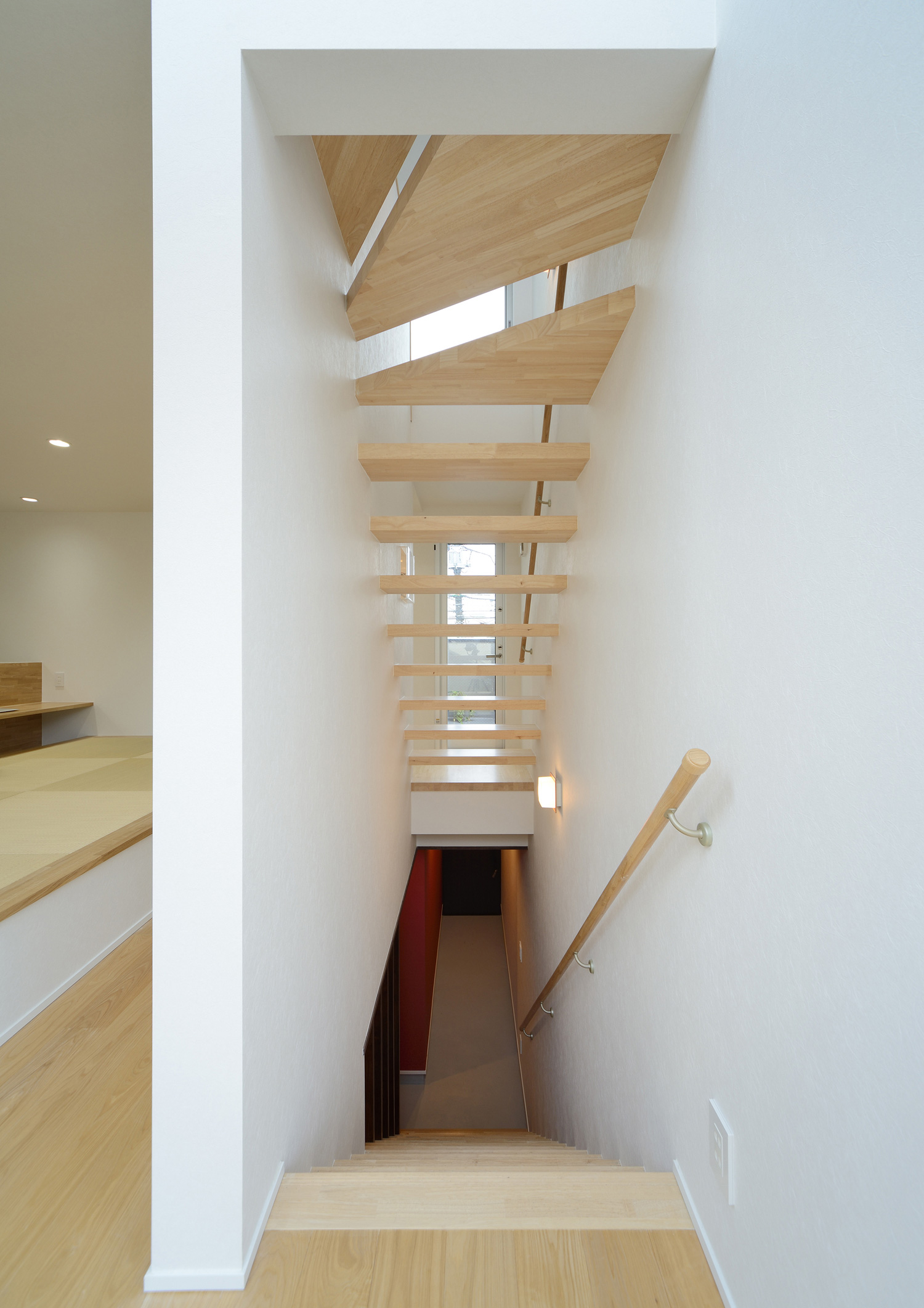 木の手すりが取り付けられたスケルトン階段の階段室・デザイン住宅 注文住宅・デザイン住宅建築実例_『CASE444 木洞の家』_階段