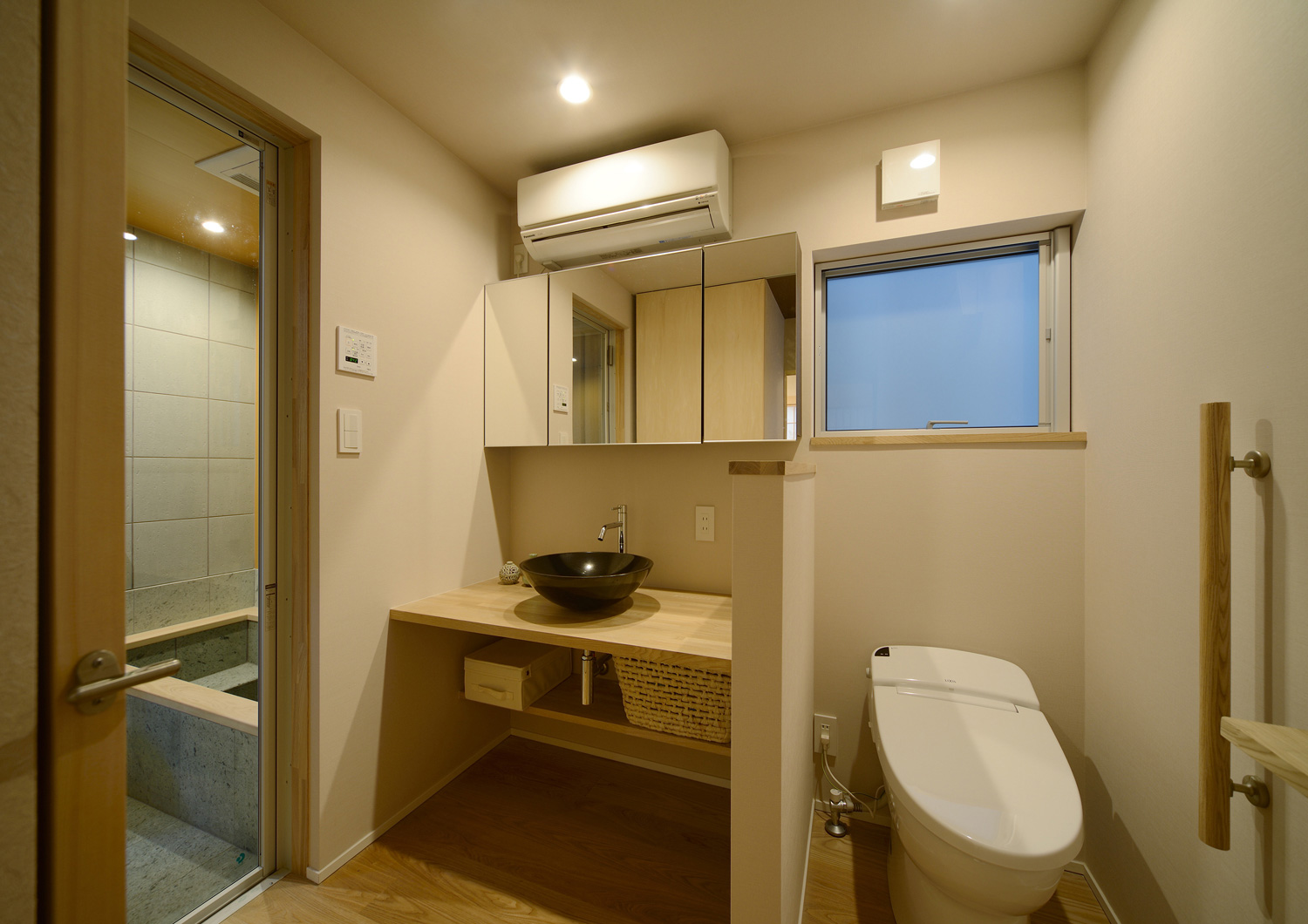 トイレと同じ空間にある洗面所・デザイン住宅 注文住宅・デザイン住宅建築実例_『CASE444 木洞の家』_浴室・洗面所