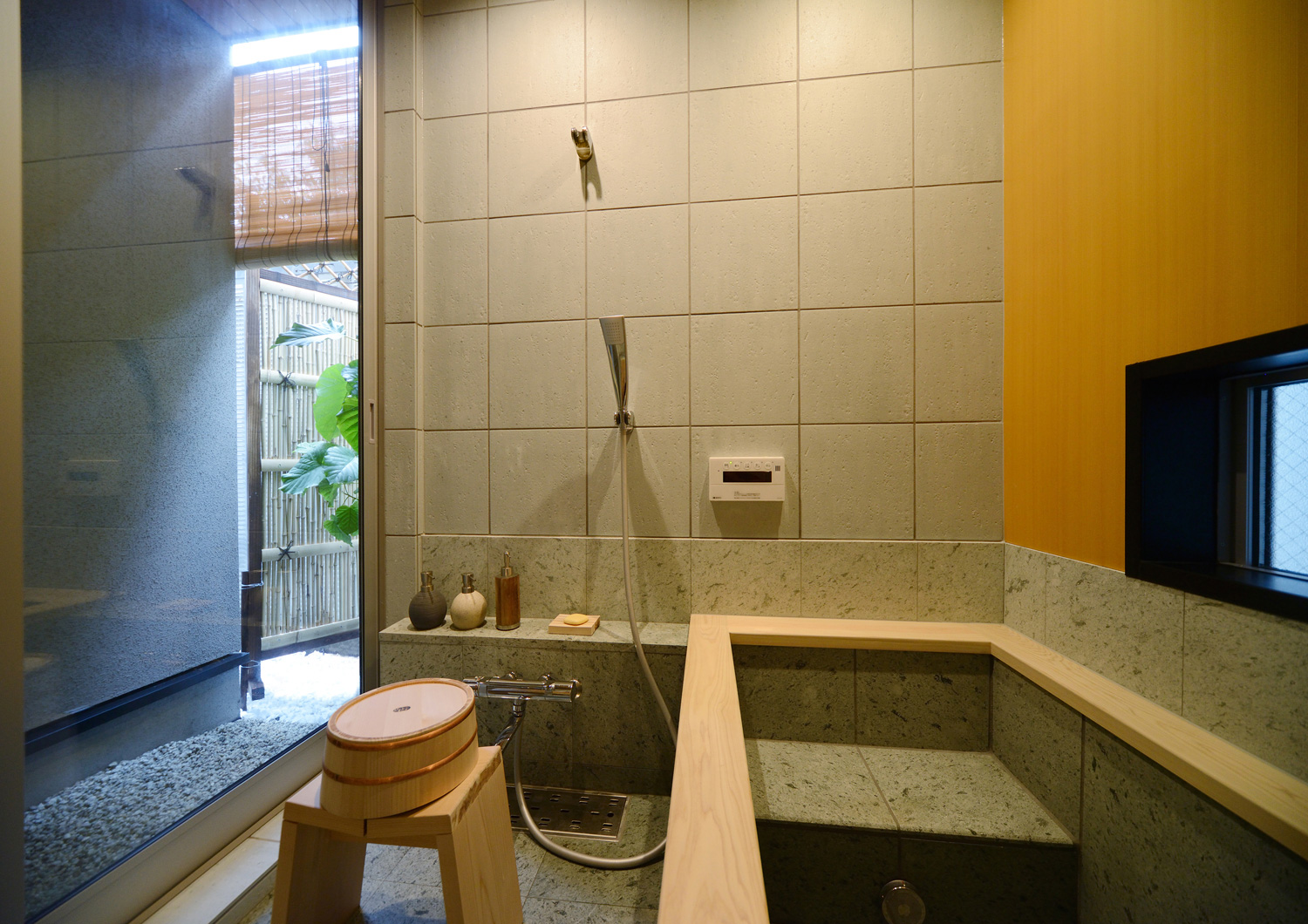 窓から外が見える旅館のような和風の造作浴室・デザイン住宅 注文住宅・デザイン住宅建築実例_『CASE444 木洞の家』_浴室・洗面所