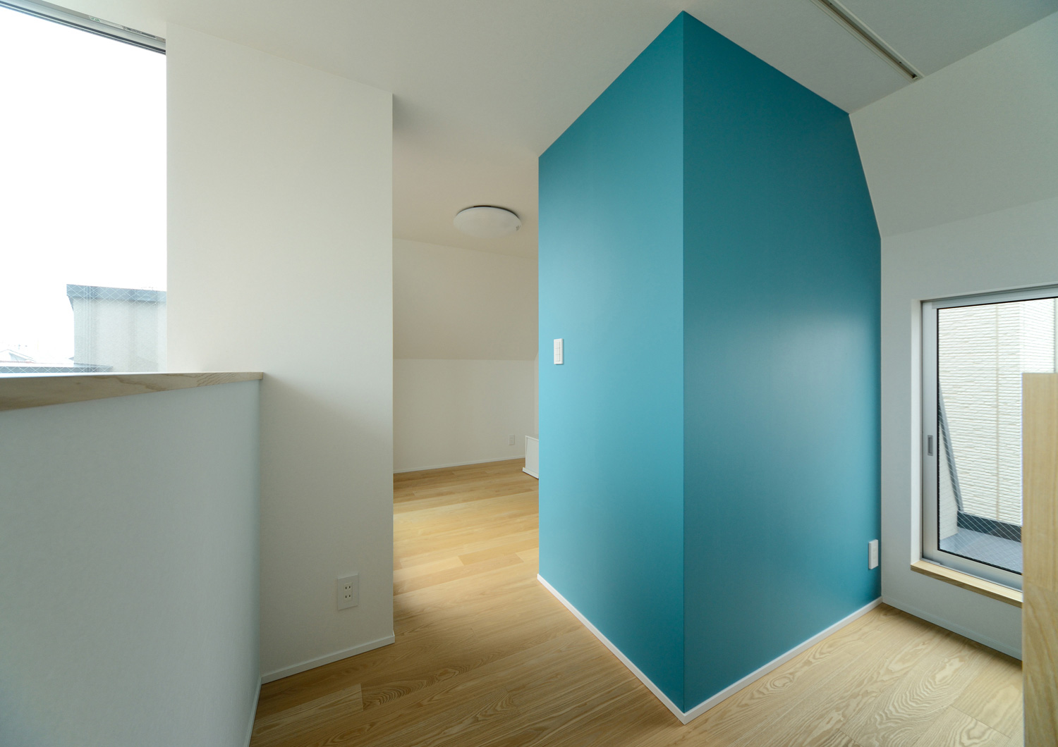 青い柱がアクセントになった廊下・デザイン住宅 注文住宅・デザイン住宅建築実例_『CASE444 木洞の家』_浴室・洗面所