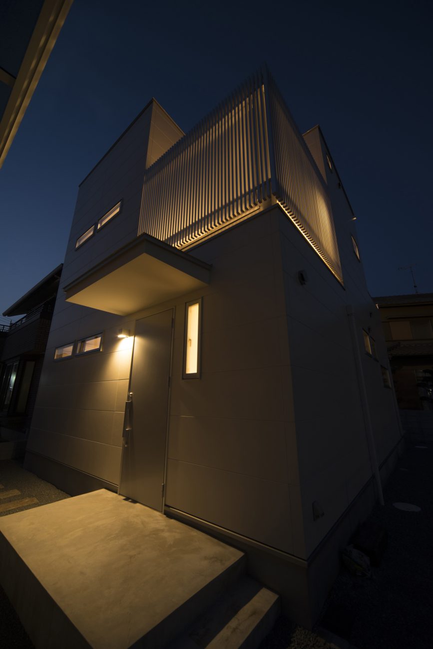 ルーバーから光が漏れるおしゃれな外観の家・デザイン住宅 注文住宅・デザイン住宅建築実例_『CASE445 ひとときの家』_外観