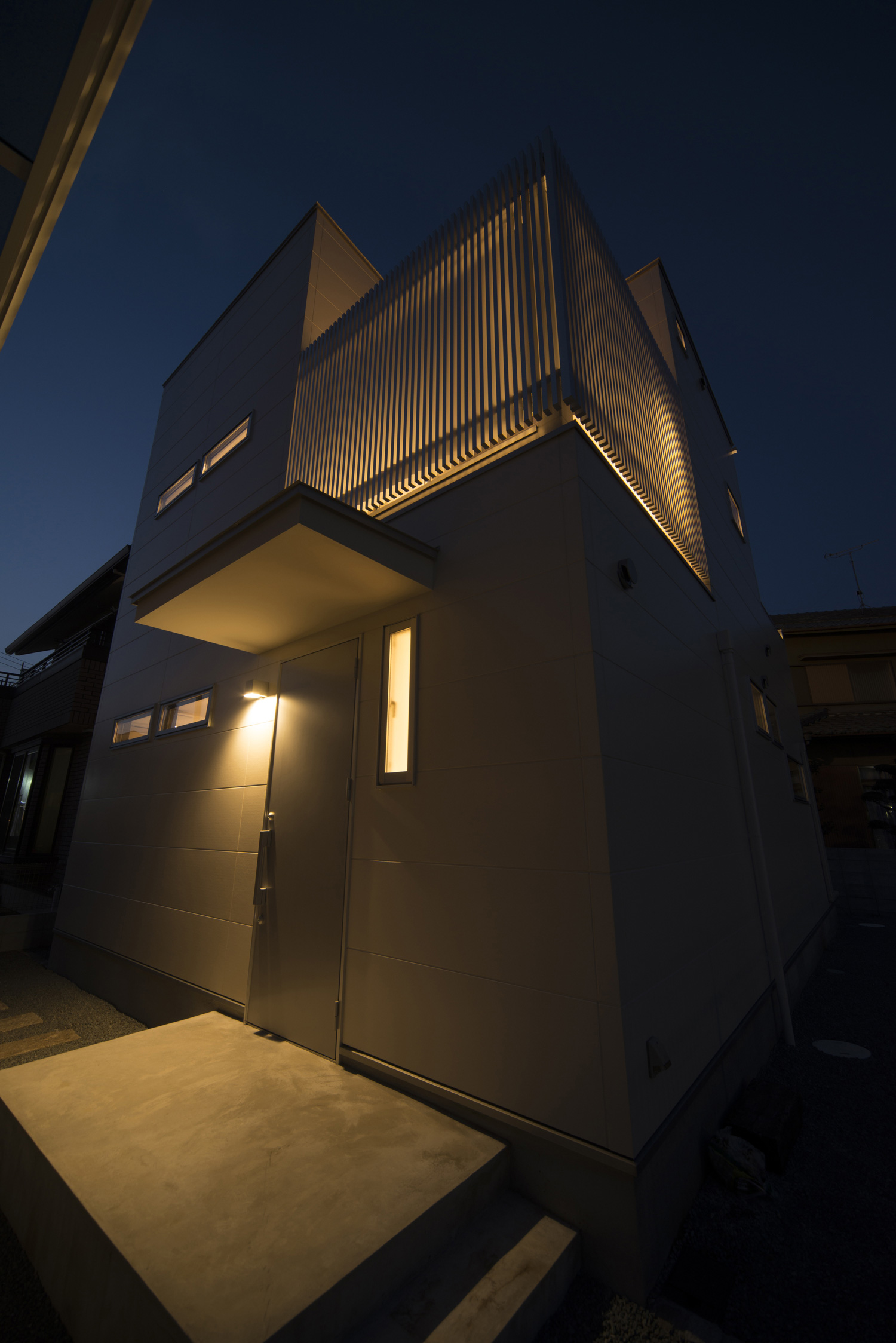 ルーバーから光が漏れるおしゃれな外観の家・デザイン住宅 注文住宅・デザイン住宅建築実例_『CASE445 ひとときの家』_外観