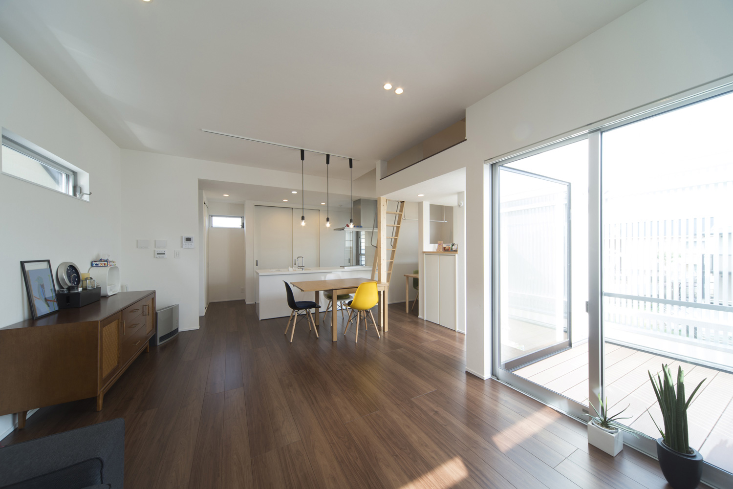 ウッドデッキのバルコニーと繋がる、木のインテリアがある温かみのあるLDK・デザイン住宅 注文住宅・デザイン住宅建築実例_『CASE445 ひとときの家』_LDK