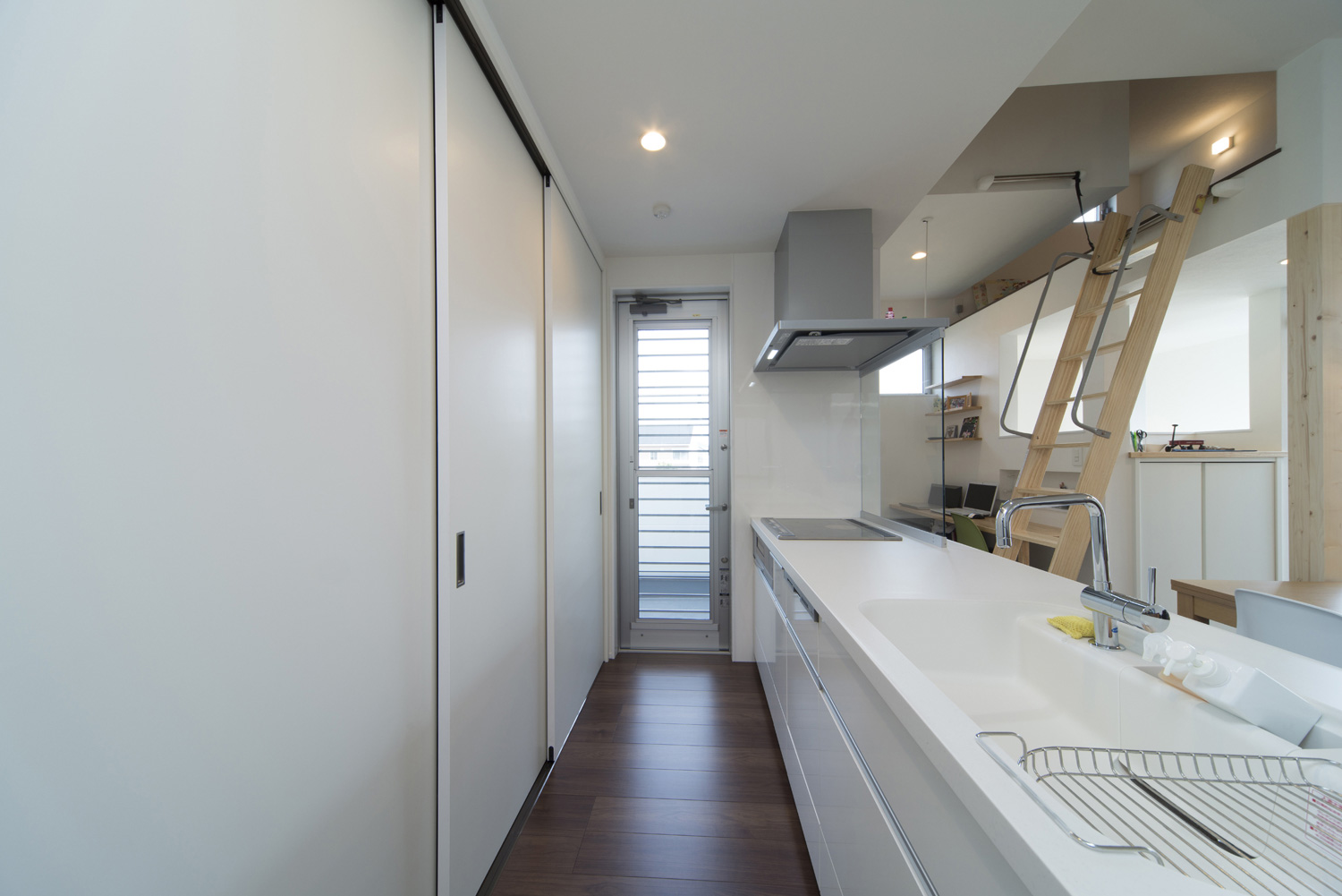 外に面した窓がある白いシンプルなキッチン・デザイン住宅 注文住宅・デザイン住宅建築実例_『CASE445 ひとときの家』_キッチン