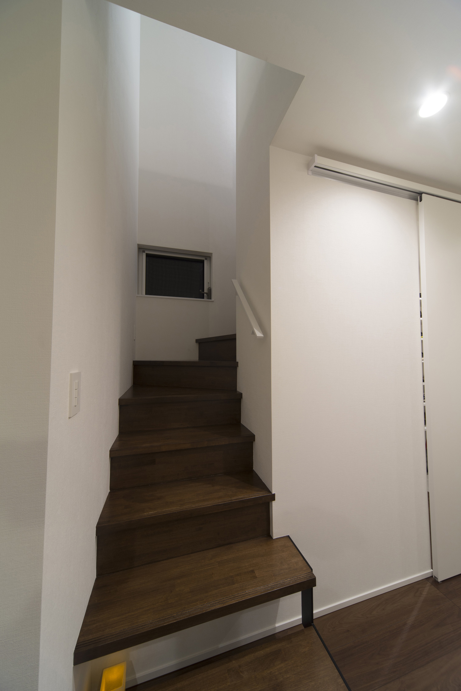 濃い色の木材の箱型階段・デザイン住宅 注文住宅・デザイン住宅建築実例_『CASE445 ひとときの家』_階段