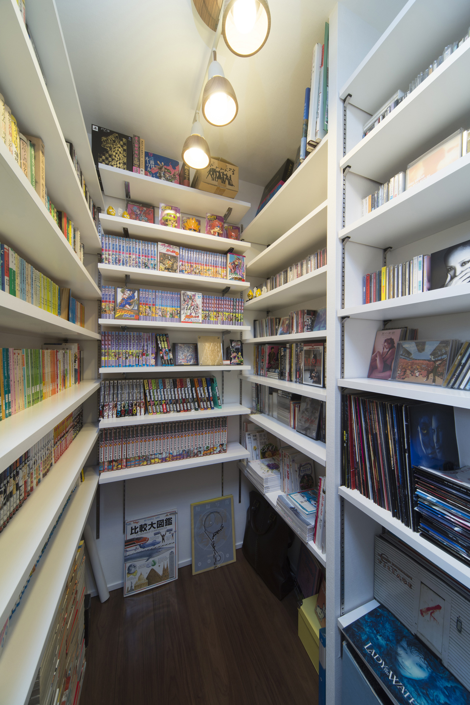 壁一面に本棚があるコンパクトな書斎・デザイン住宅 注文住宅・デザイン住宅建築実例_『CASE445 ひとときの家』_書斎