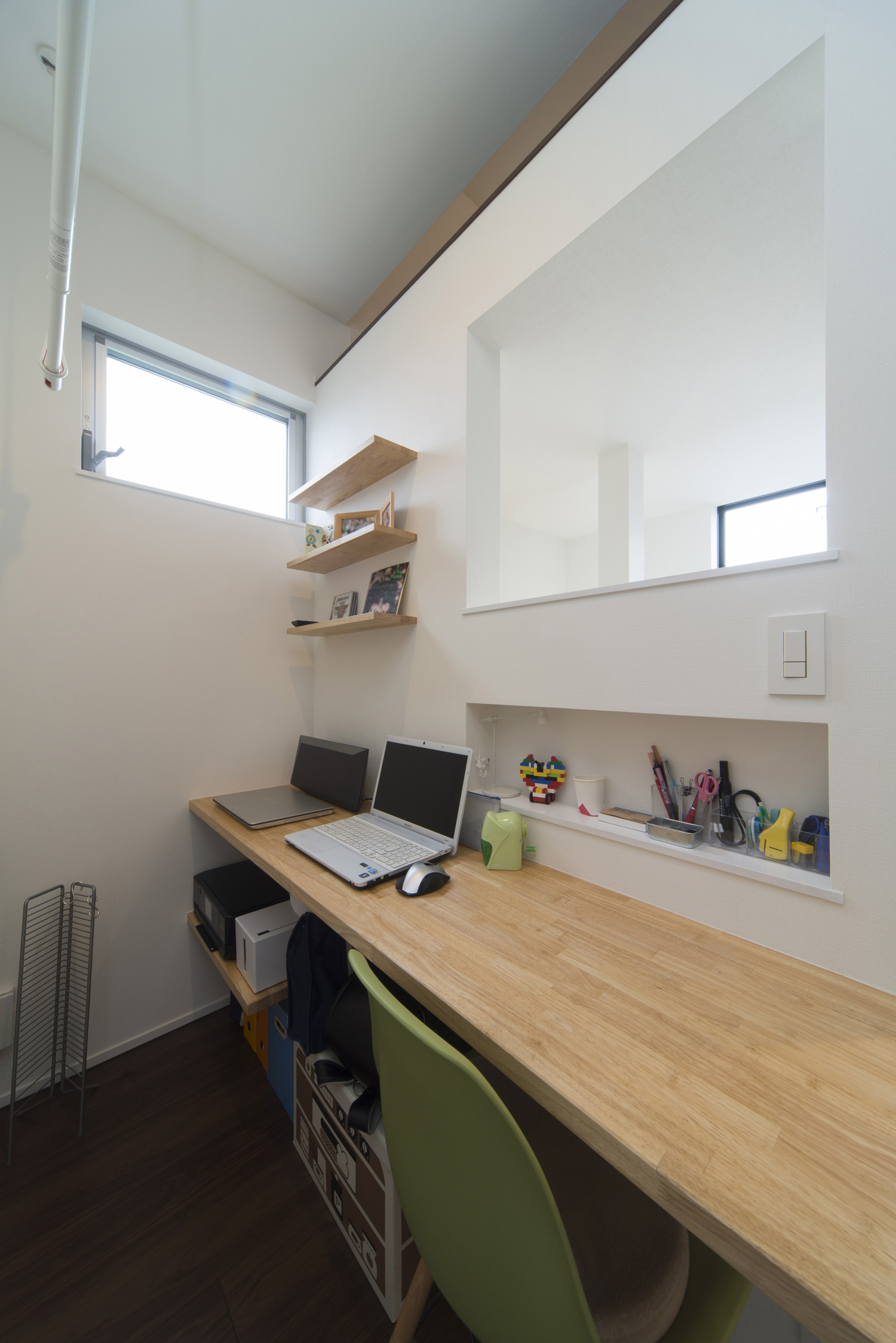 壁付けデスクや室内窓がある明るい書斎・デザイン住宅 注文住宅・デザイン住宅建築実例_『CASE445 ひとときの家』_書斎