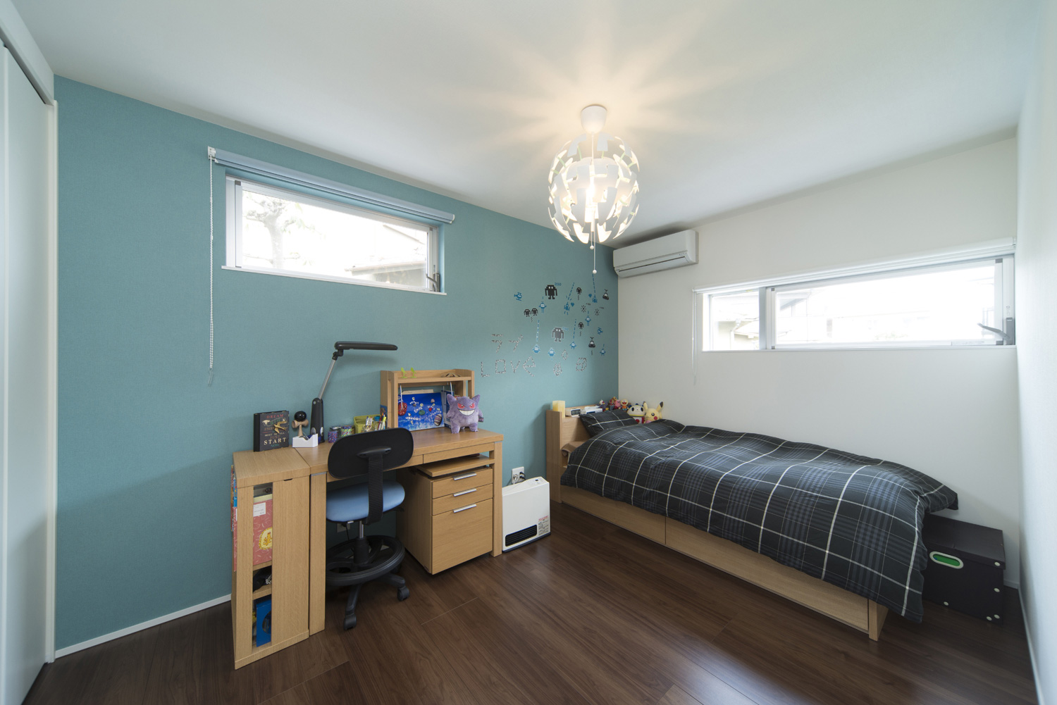 水色のアクセントクロスがある、二方向にスリット窓を取り付けた寝室・デザイン住宅 注文住宅・デザイン住宅建築実例_『CASE445 ひとときの家』_子供部屋