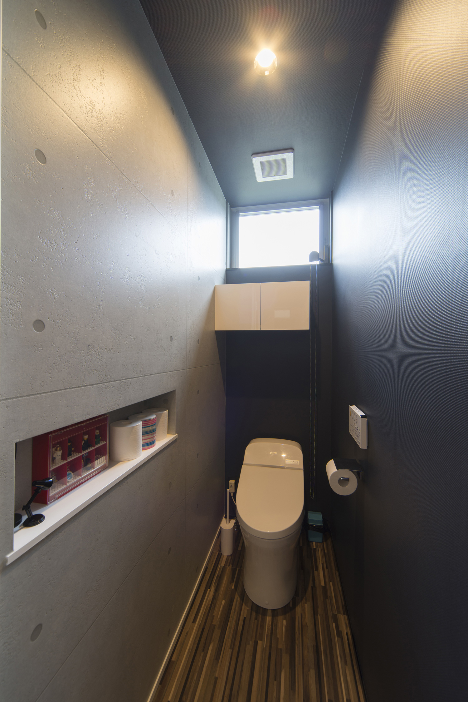 黒いクロスやコンクリート風の壁があるおしゃれトイレ・デザイン住宅 注文住宅・デザイン住宅建築実例_『CASE445 ひとときの家』_トイレ