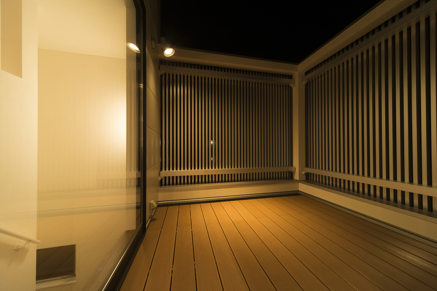 壁に照明を取り付けたルーバーの目隠し壁付きのプライベートなバルコニー・デザイン住宅 注文住宅・デザイン住宅建築実例_『CASE445 ひとときの家』_テラス・バルコニー