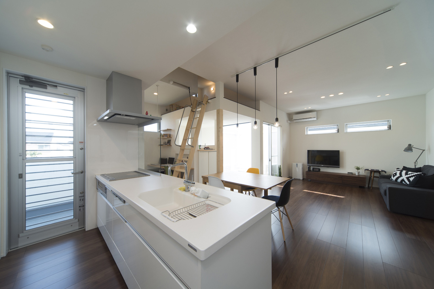 濃い色のフローリングの落ち着きがあるシンプルなLDK・デザイン住宅 注文住宅・デザイン住宅建築実例_『CASE445 ひとときの家』_LDK