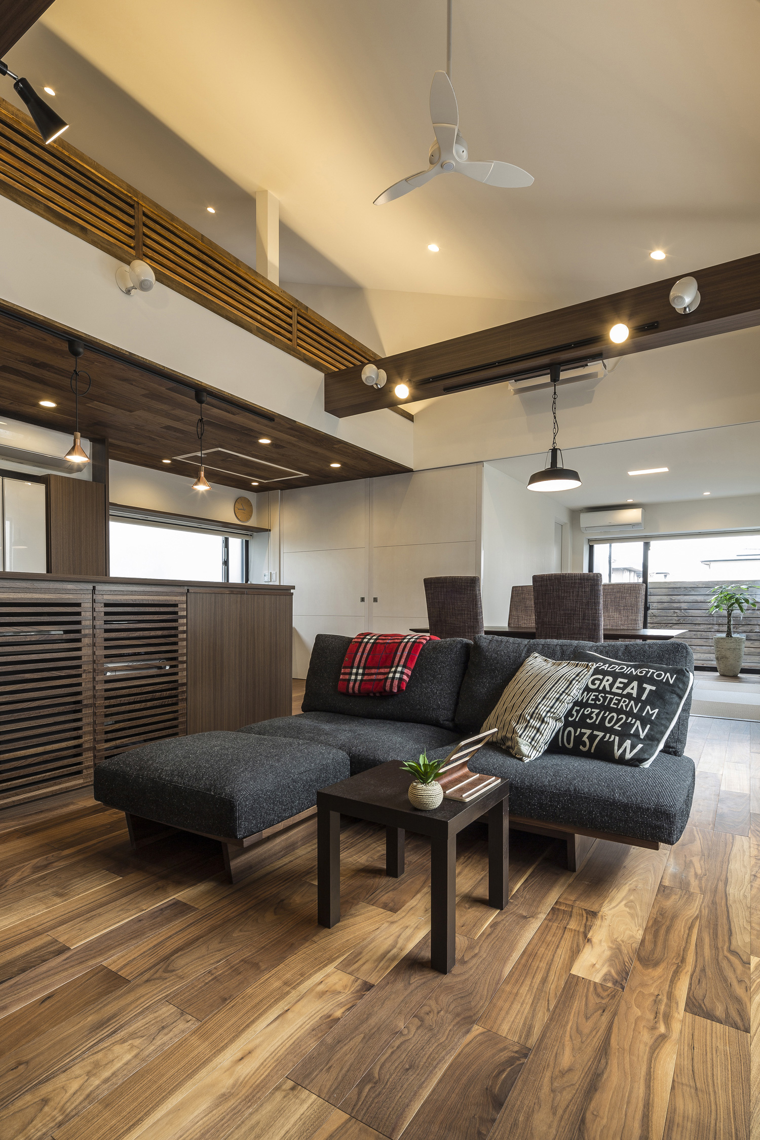 勾配天井で開放感を演出したロフト付きのLDK