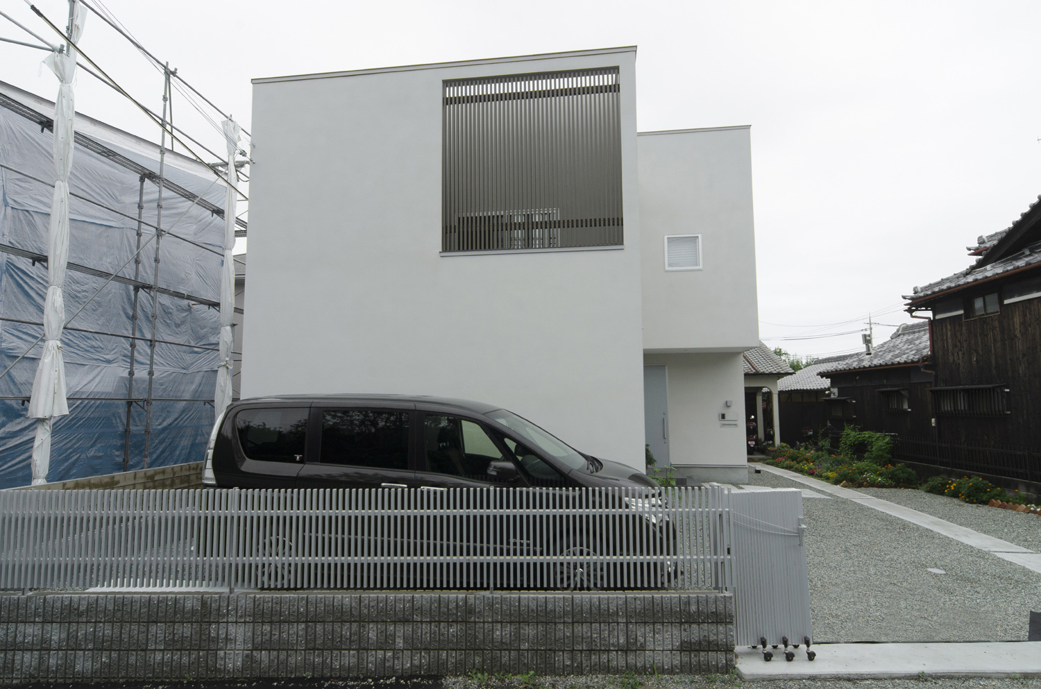 金属のルーバーが取り付けられた白いキューブ状の外観の住まい・デザイン住宅 注文住宅・デザイン住宅建築実例_『CASE448 ひと・つなぐ・いえ』_外観