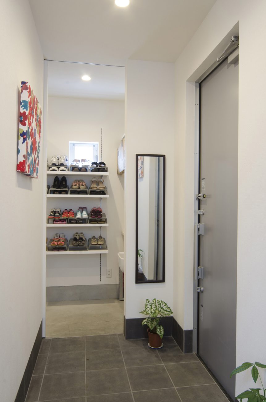 ウォークスルータイプのシューズインクローゼットがあるタイルの玄関・デザイン住宅 注文住宅・デザイン住宅建築実例_『CASE448 ひと・つなぐ・いえ』_玄関