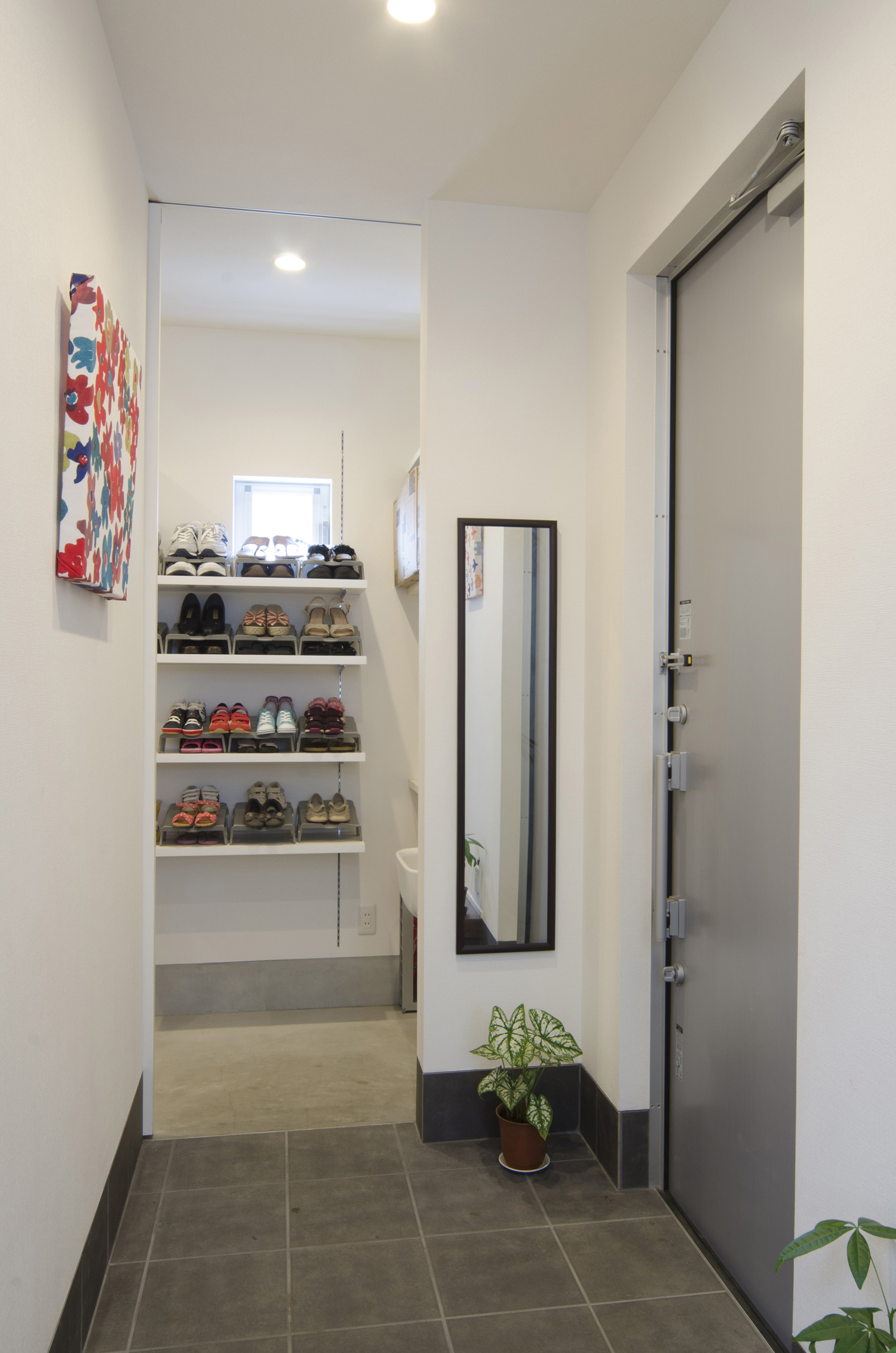ウォークスルータイプのシューズインクローゼットがあるタイルの玄関・デザイン住宅 注文住宅・デザイン住宅建築実例_『CASE448 ひと・つなぐ・いえ』_玄関