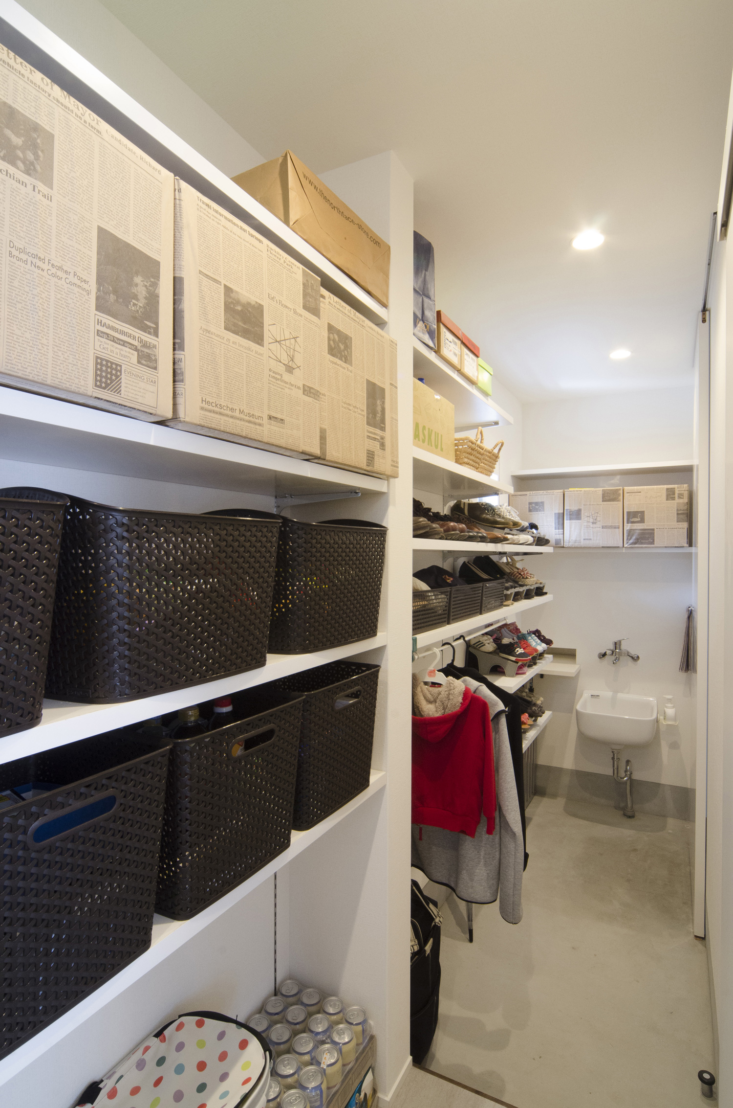 手洗いカウンターがある広いシューズインクローゼット・デザイン住宅 注文住宅・デザイン住宅建築実例_『CASE448 ひと・つなぐ・いえ』_玄関