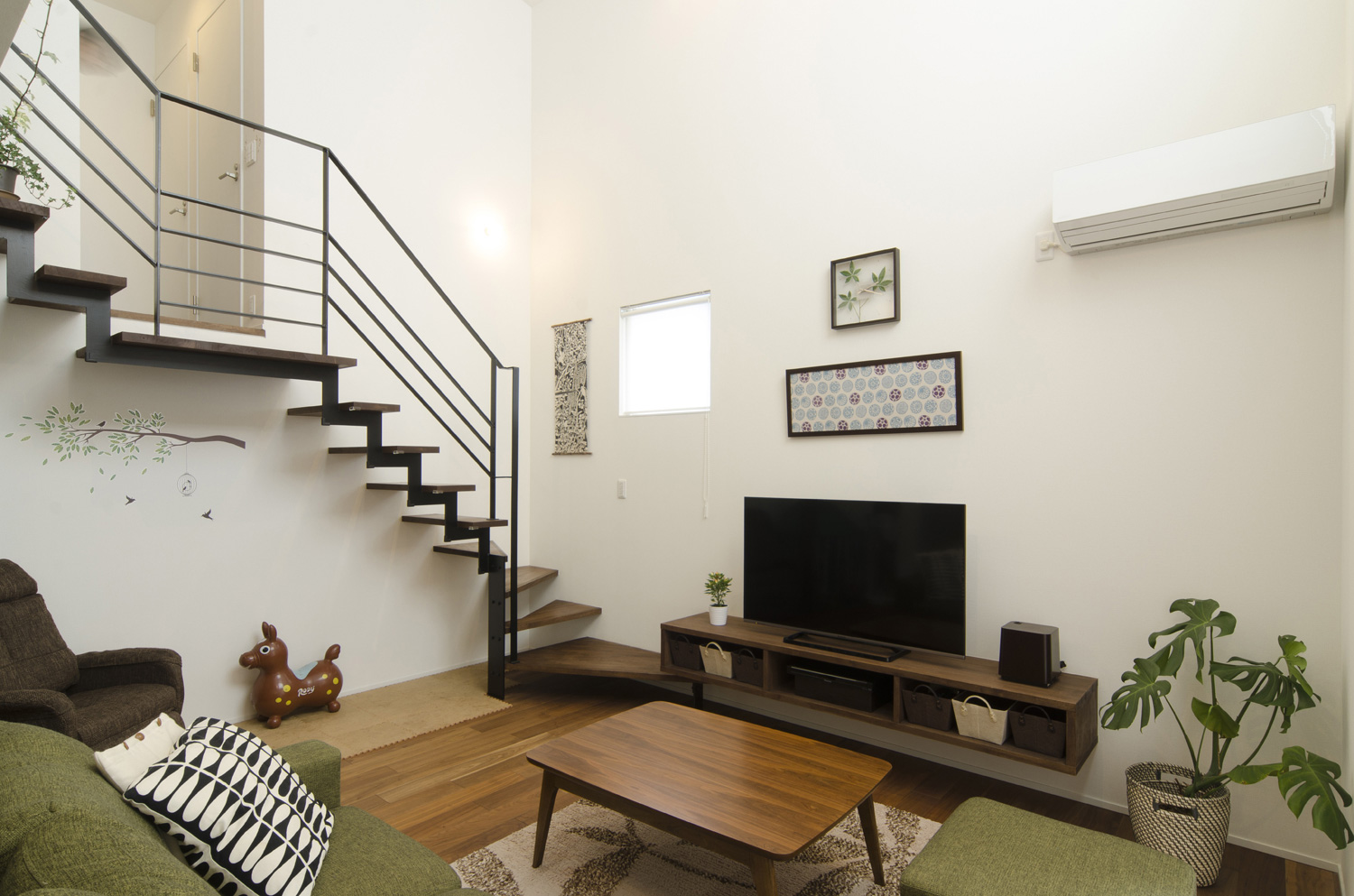 木のインテリアを使ったリビングイン階段のあるおしゃれなLDK・デザイン住宅 注文住宅・デザイン住宅建築実例_『CASE448 ひと・つなぐ・いえ』_LDK