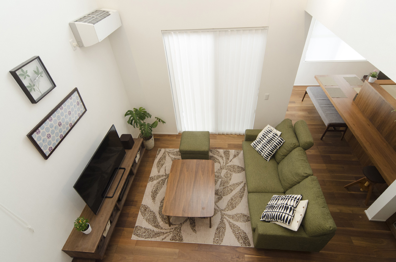 吹き抜けから、緑色のソファーを置いたLDKを見下ろした様子・デザイン住宅 注文住宅・デザイン住宅建築実例_『CASE448 ひと・つなぐ・いえ』_LDK