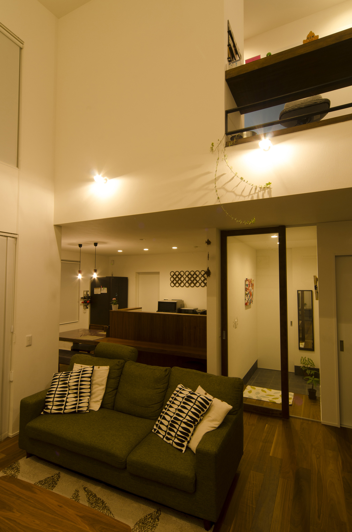 壁に間接照明を取り付けた吹き抜けのあるおしゃれなLDK・デザイン住宅 注文住宅・デザイン住宅建築実例_『CASE448 ひと・つなぐ・いえ』_LDK